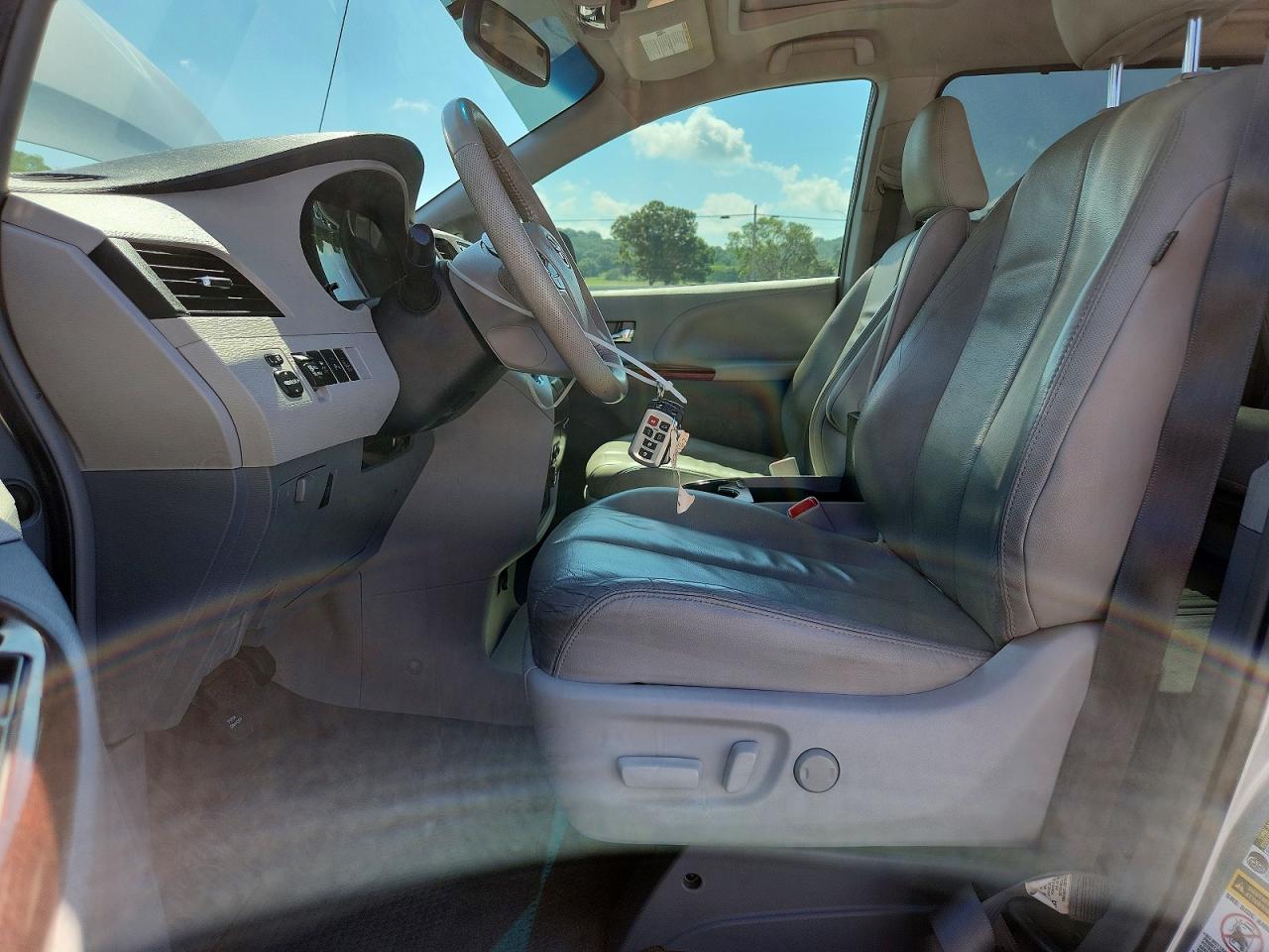 2014 Toyota Sienna Xle 8-passenger Silver vin: 5TDYK3DC1ES517153