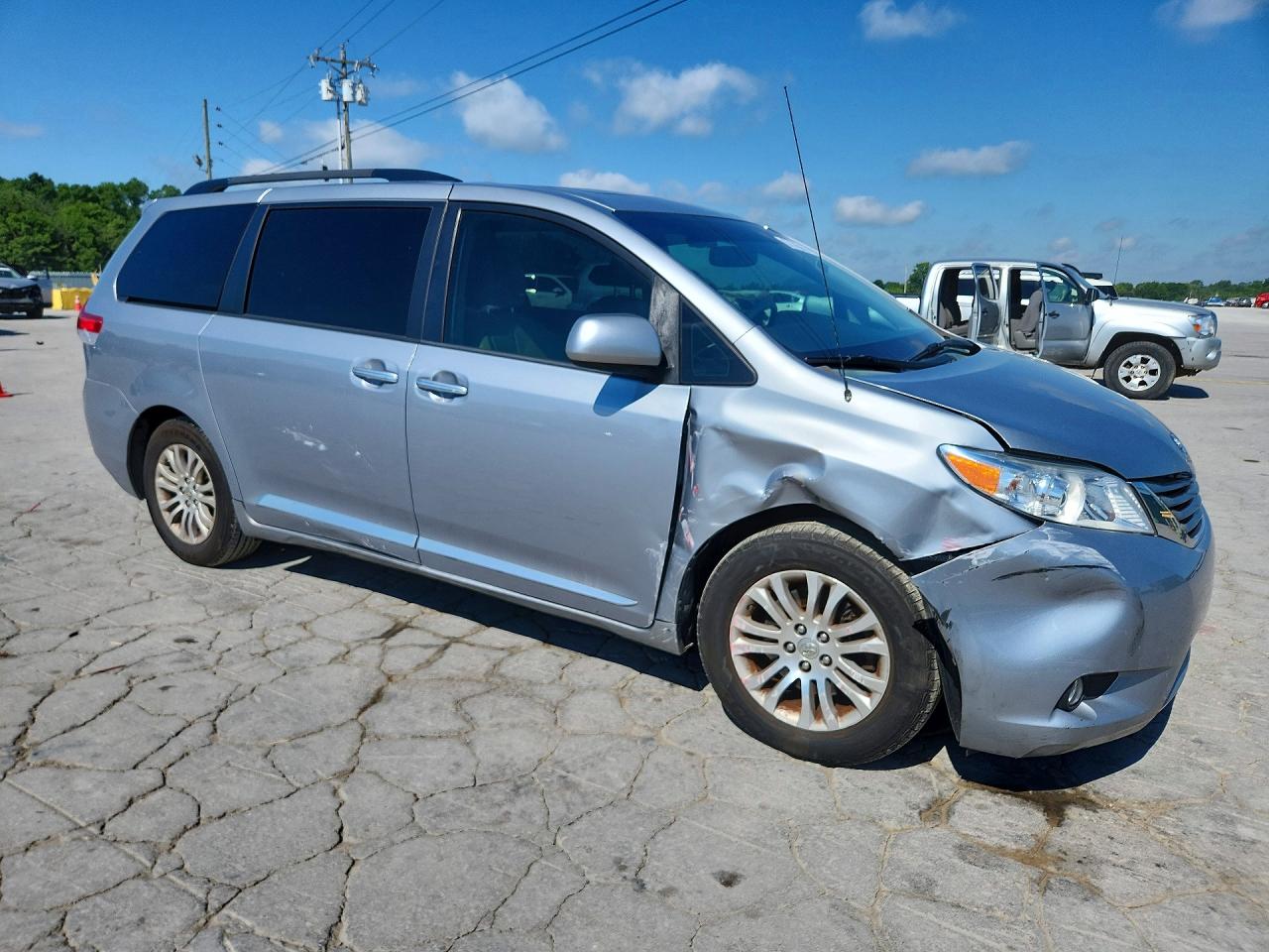 2014 Toyota Sienna Xle 8-passenger Silver vin: 5TDYK3DC1ES517153