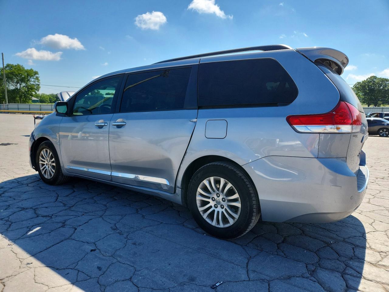 2014 Toyota Sienna Xle 8-passenger Silver vin: 5TDYK3DC1ES517153