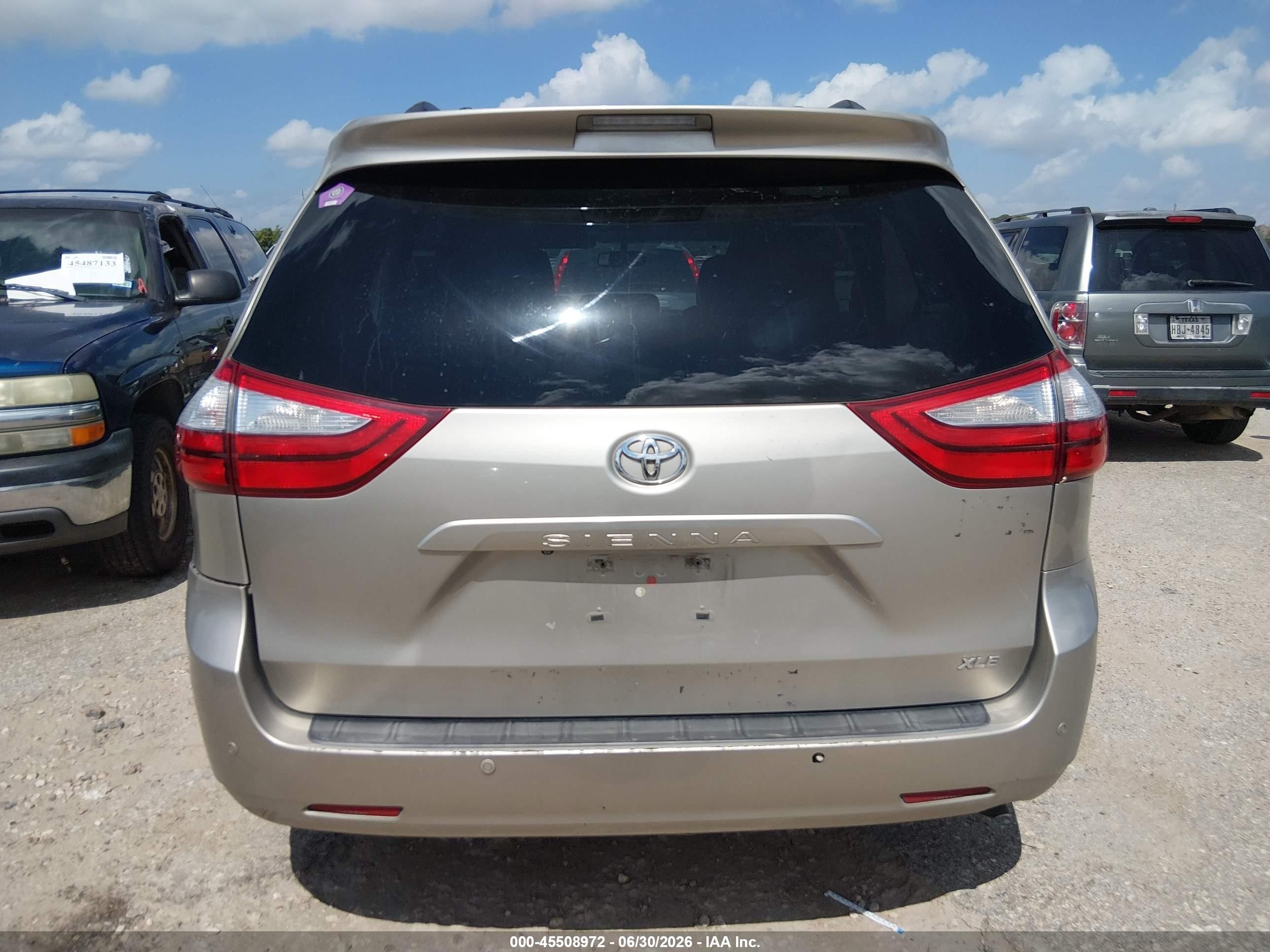 2015 Toyota Sienna Xle 8 Passenger Beige vin: 5TDYK3DC1FS535296