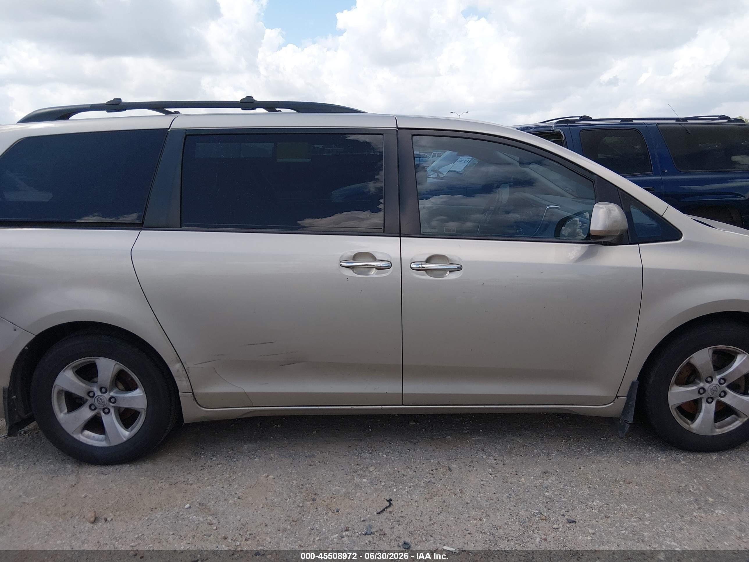 2015 Toyota Sienna Xle 8 Passenger Beige vin: 5TDYK3DC1FS535296
