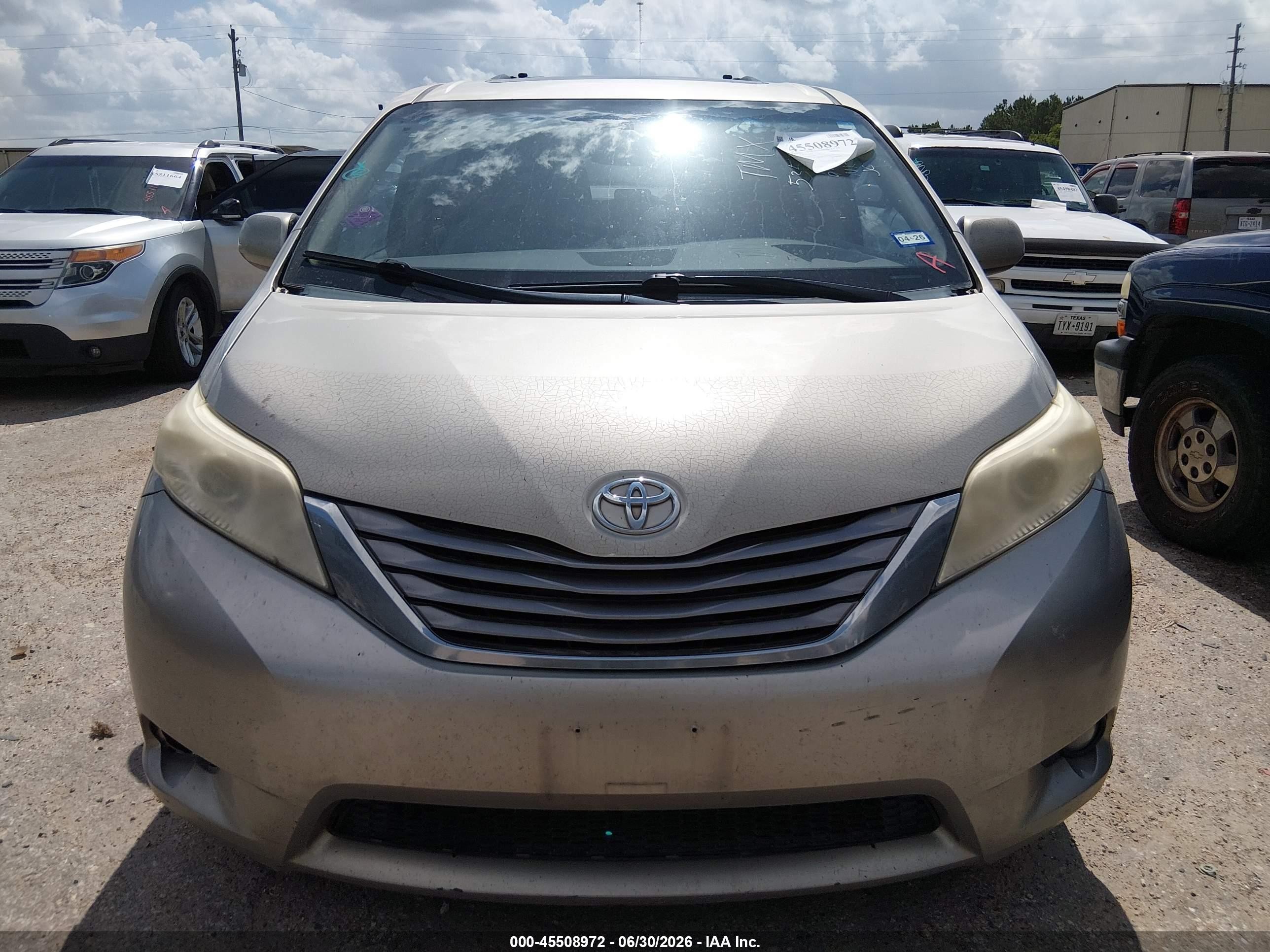 2015 Toyota Sienna Xle 8 Passenger Beige vin: 5TDYK3DC1FS535296