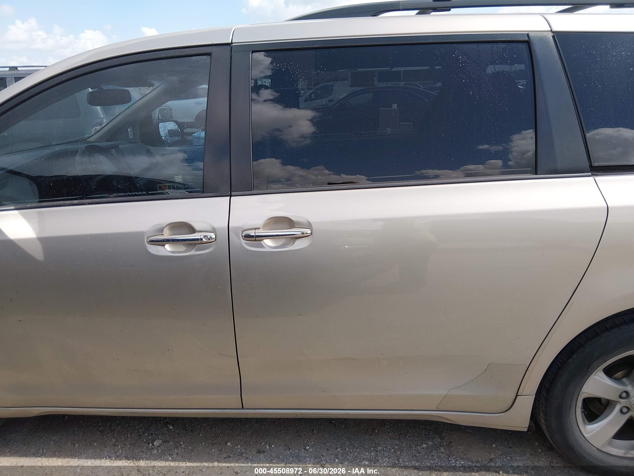 2015 Toyota Sienna Xle 8 Passenger Beige vin: 5TDYK3DC1FS535296