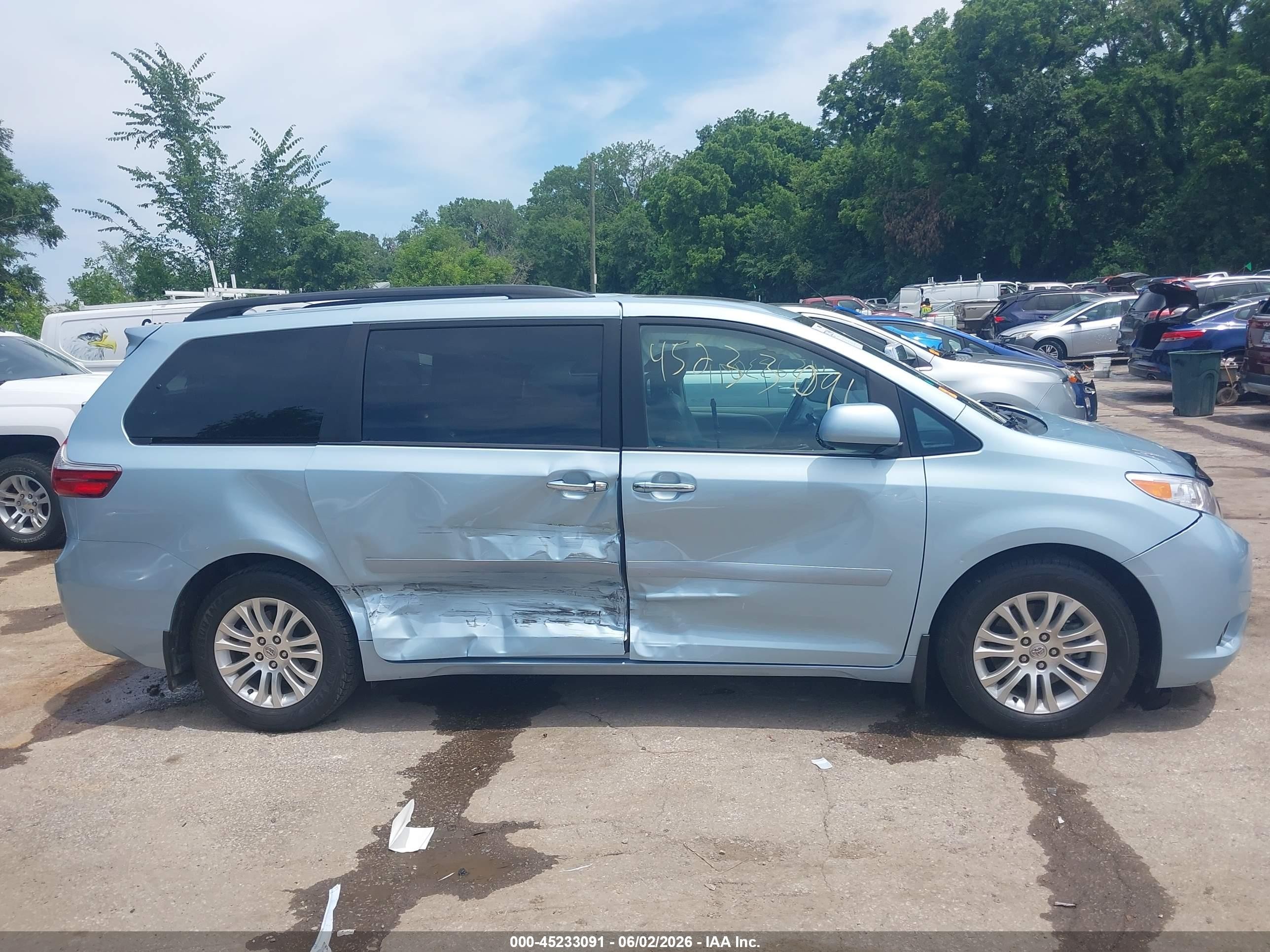 2015 Toyota Sienna Xle 8 Passenger Light Blue vin: 5TDYK3DC1FS538764