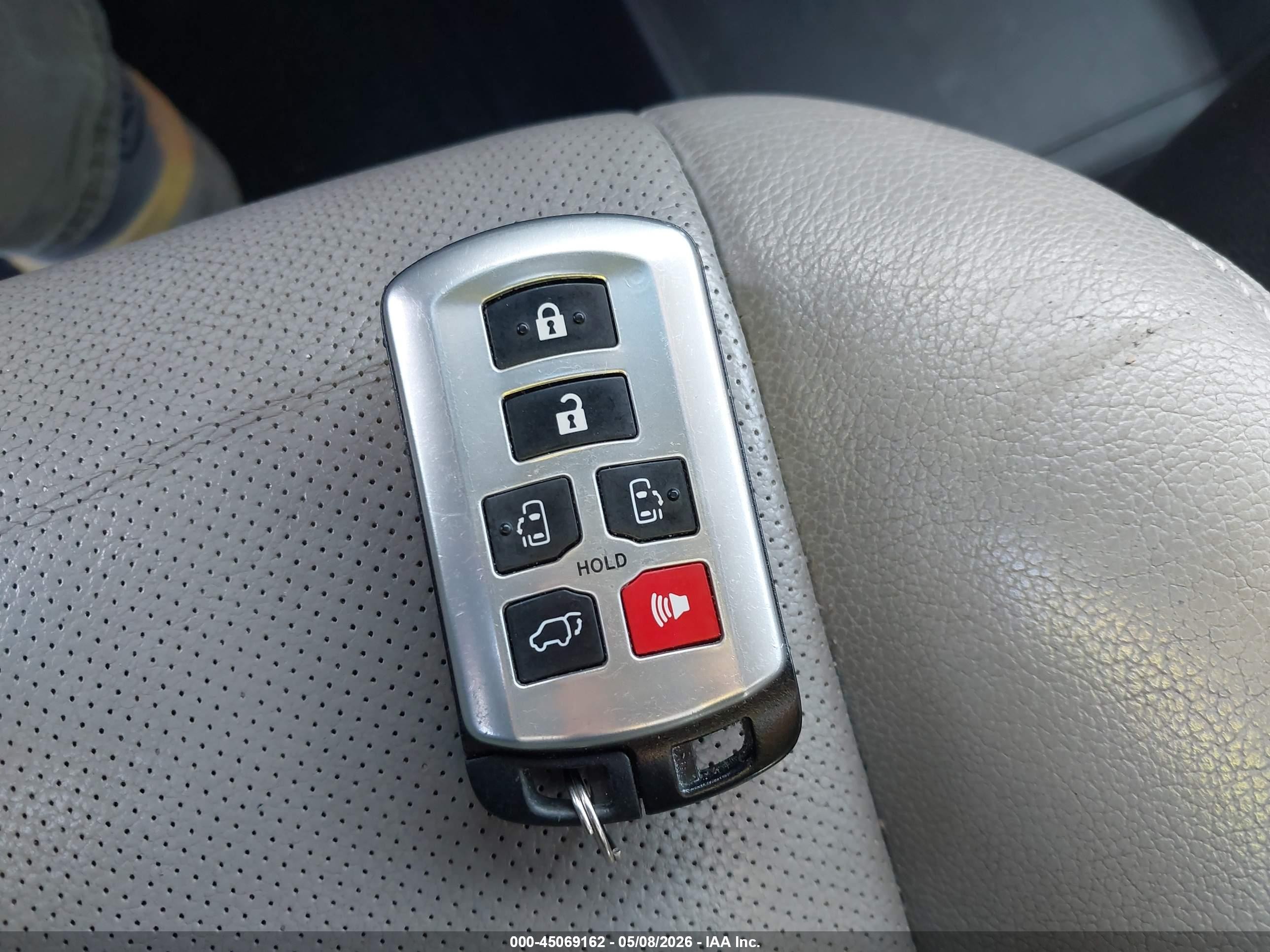 2015 Toyota Sienna Limited Premium 7 Passenger Silver vin: 5TDYK3DC1FS544211