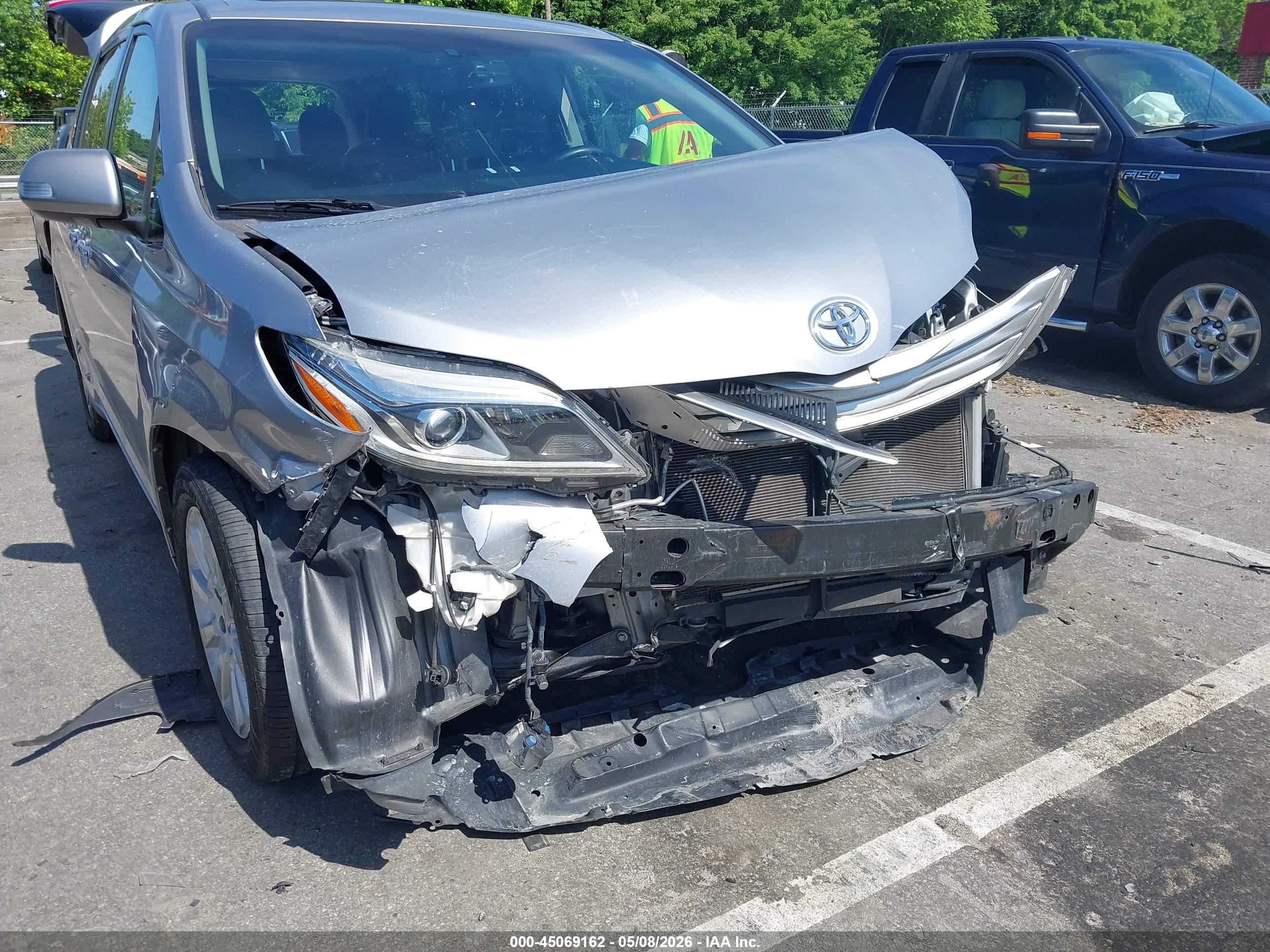 2015 Toyota Sienna Limited Premium 7 Passenger Silver vin: 5TDYK3DC1FS544211