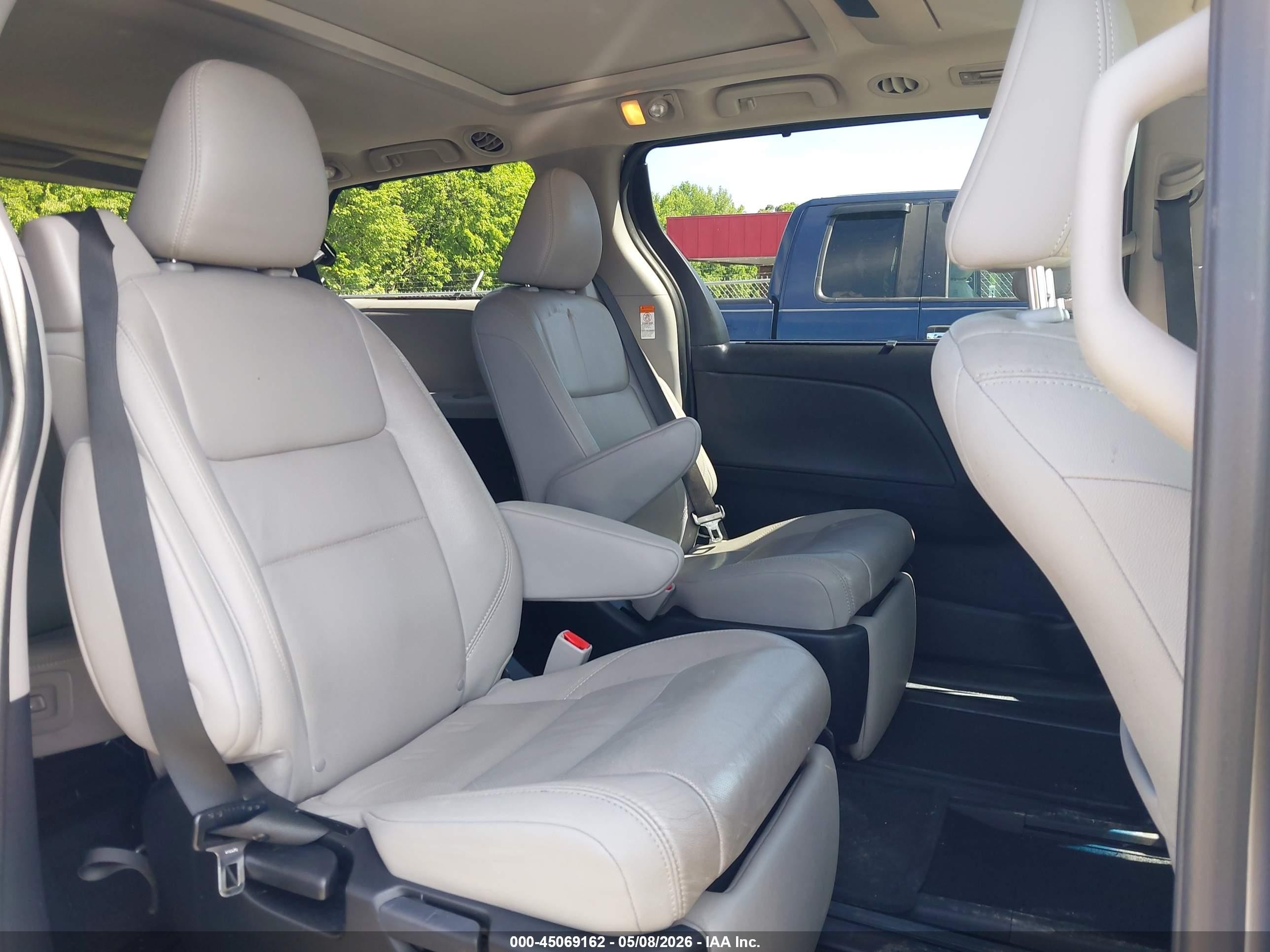 2015 Toyota Sienna Limited Premium 7 Passenger Silver vin: 5TDYK3DC1FS544211
