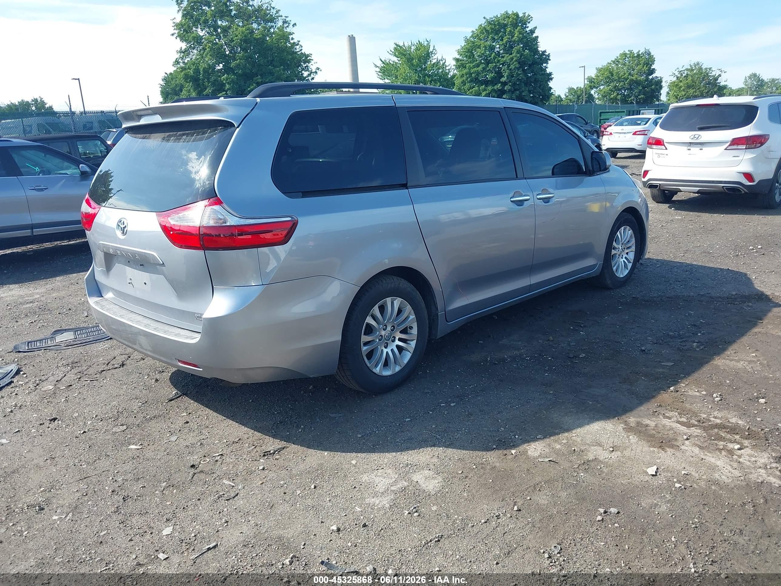 2015 Toyota Sienna Xle 8 Passenger Gray vin: 5TDYK3DC1FS548596