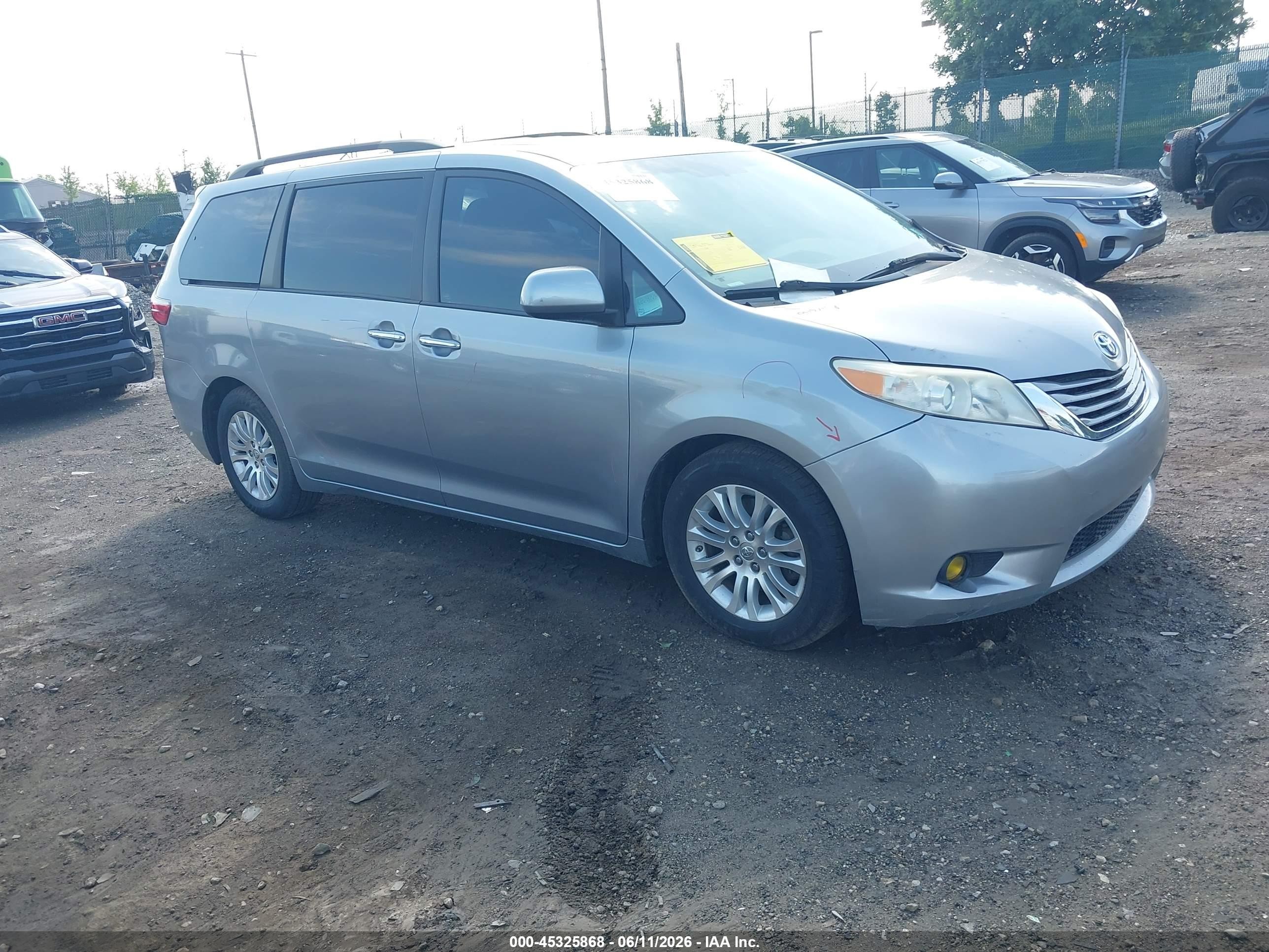 2015 Toyota Sienna Xle 8 Passenger Gray vin: 5TDYK3DC1FS548596