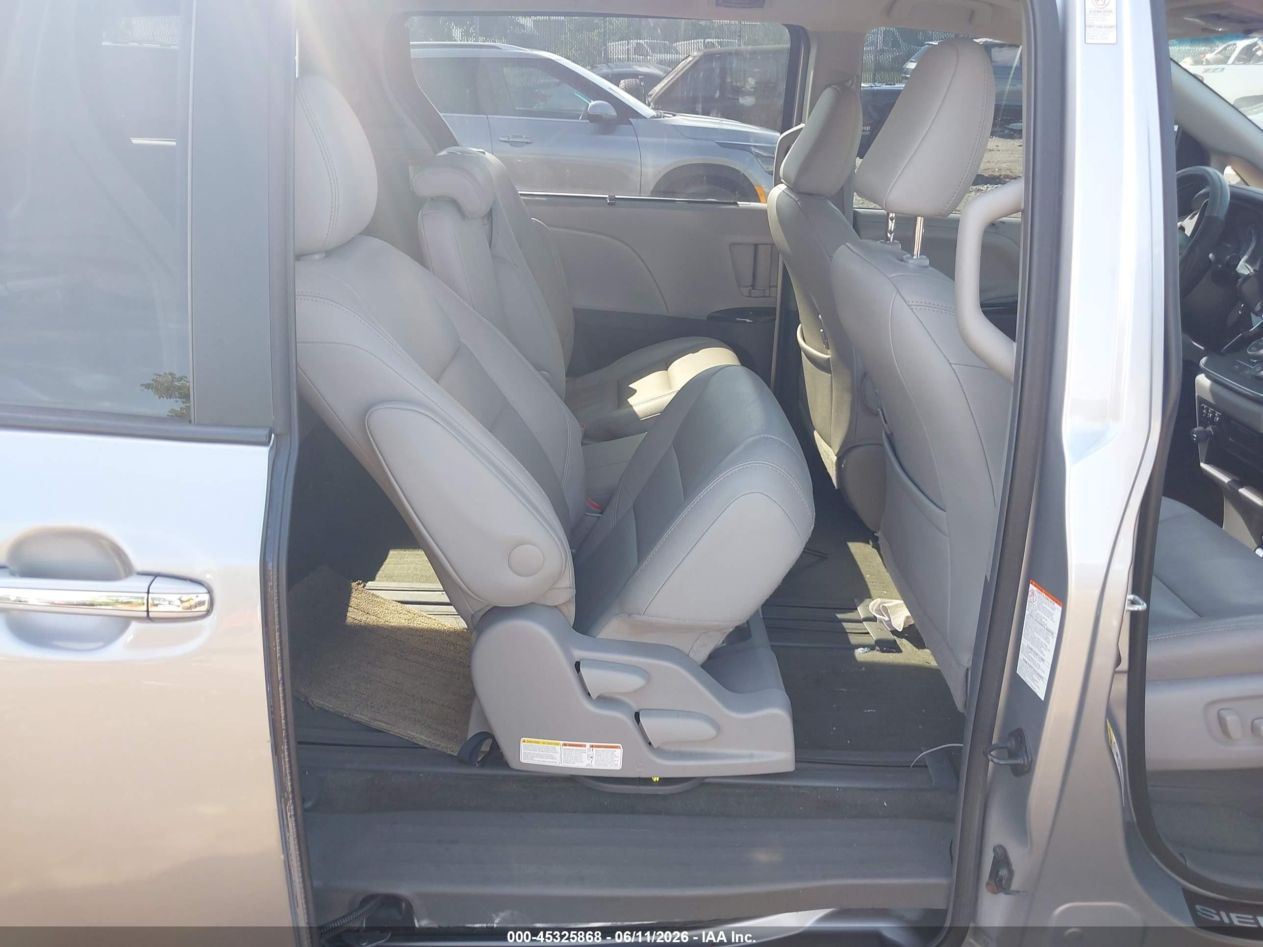 2015 Toyota Sienna Xle 8 Passenger Gray vin: 5TDYK3DC1FS548596