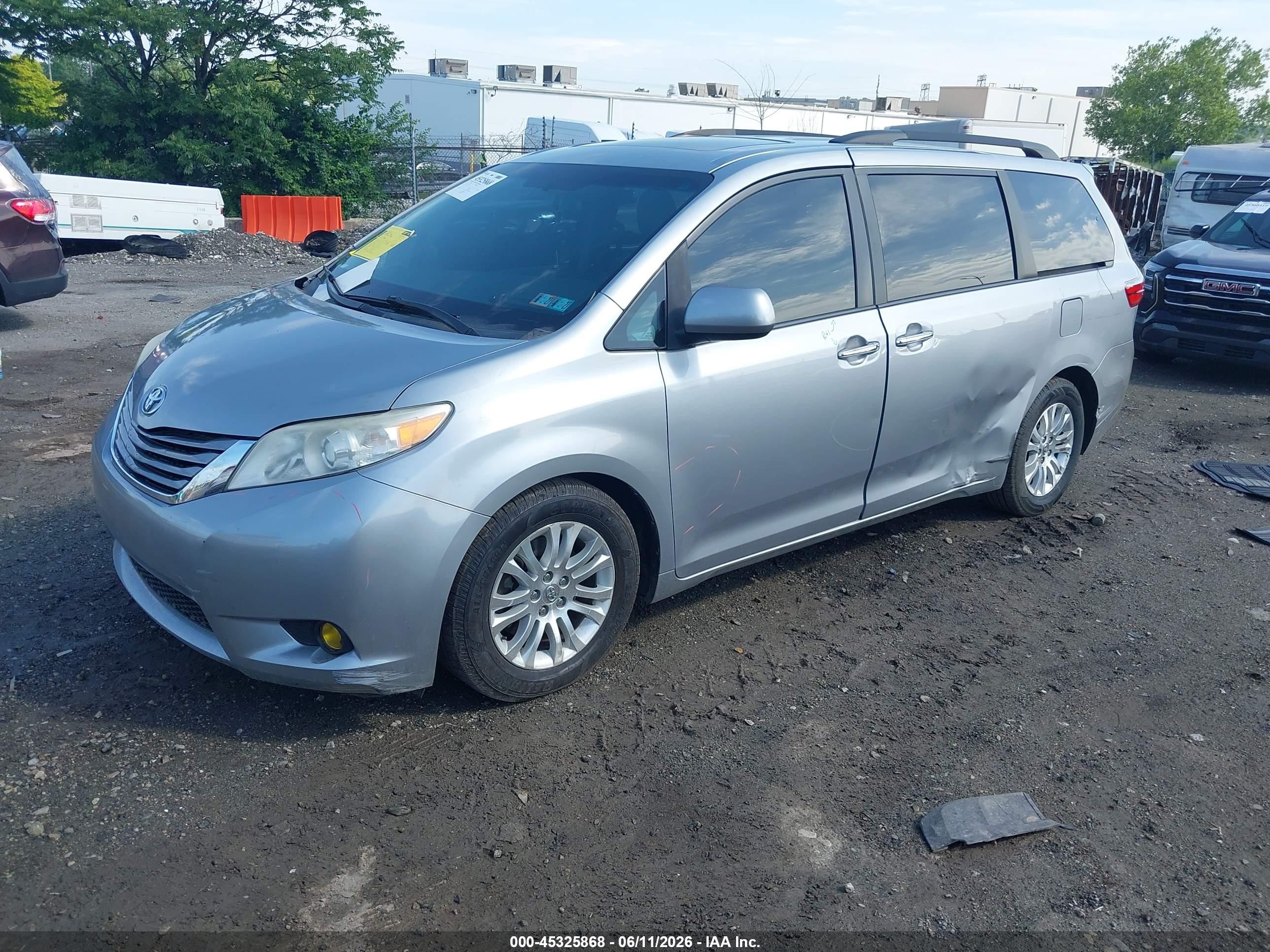 2015 Toyota Sienna Xle 8 Passenger Gray vin: 5TDYK3DC1FS548596