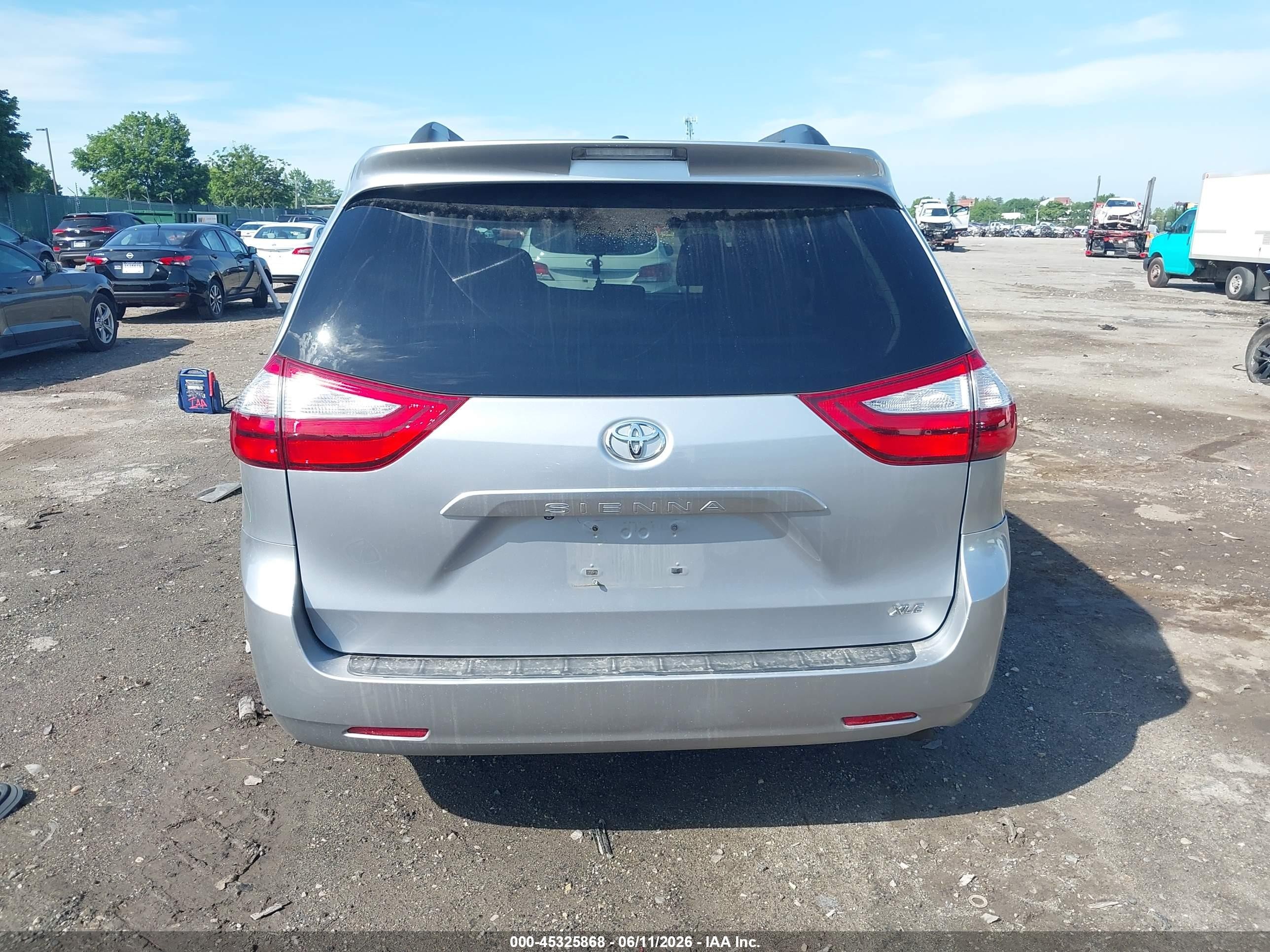 2015 Toyota Sienna Xle 8 Passenger Gray vin: 5TDYK3DC1FS548596