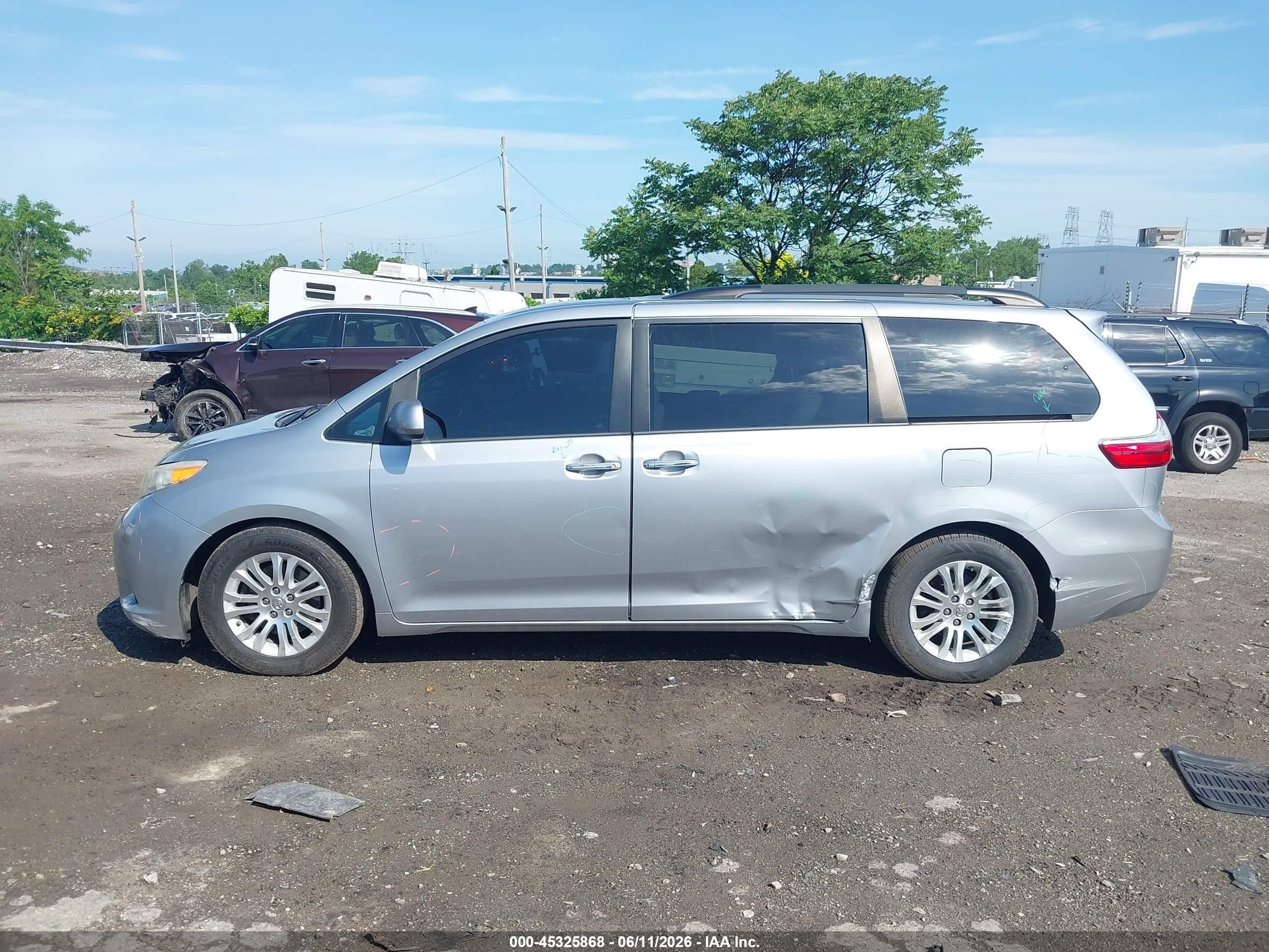 2015 Toyota Sienna Xle 8 Passenger Gray vin: 5TDYK3DC1FS548596