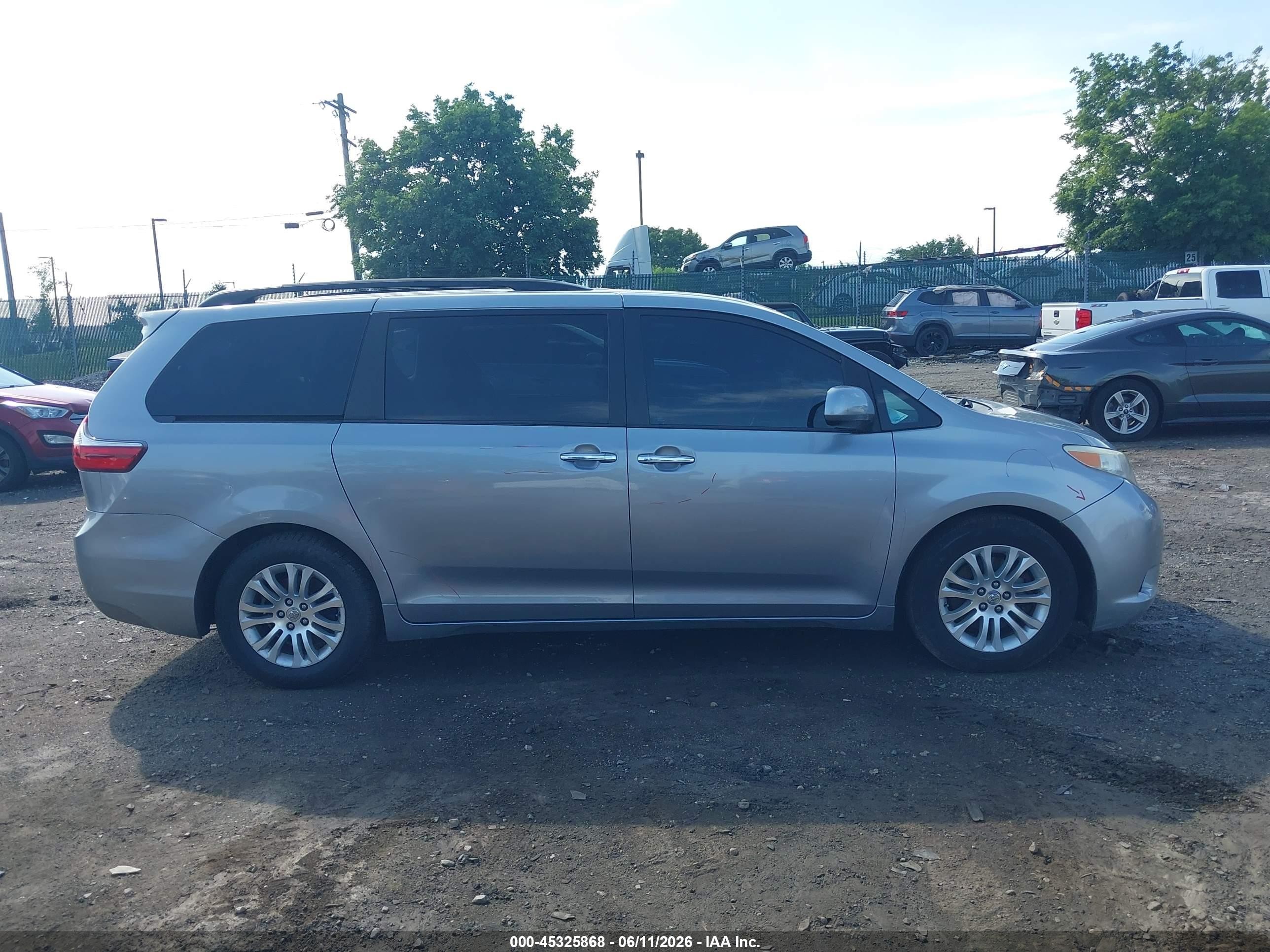 2015 Toyota Sienna Xle 8 Passenger Gray vin: 5TDYK3DC1FS548596