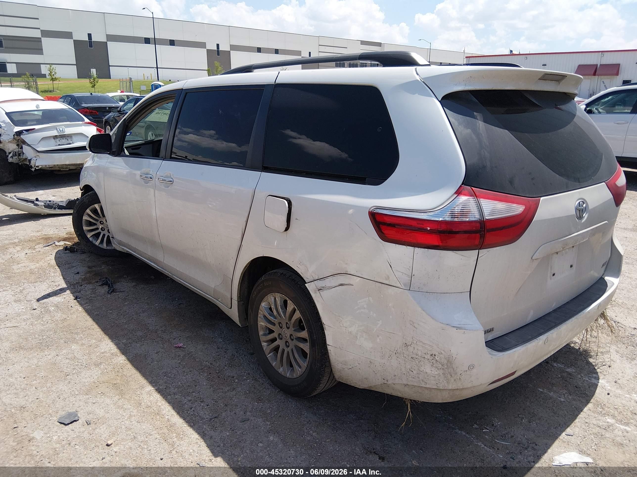 2015 Toyota Sienna Xle Premium 8 Passenger White vin: 5TDYK3DC1FS557802