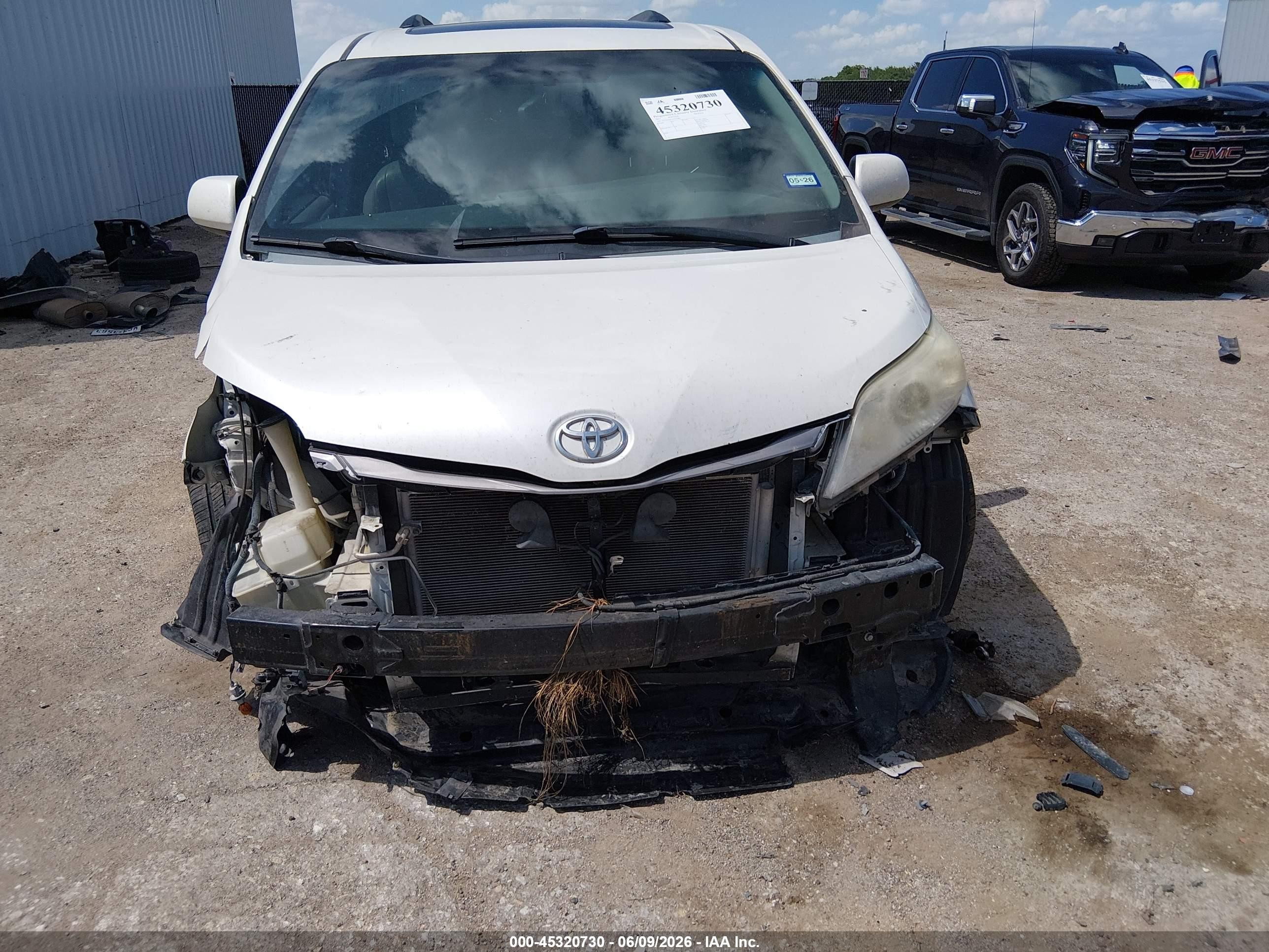 2015 Toyota Sienna Xle Premium 8 Passenger White vin: 5TDYK3DC1FS557802