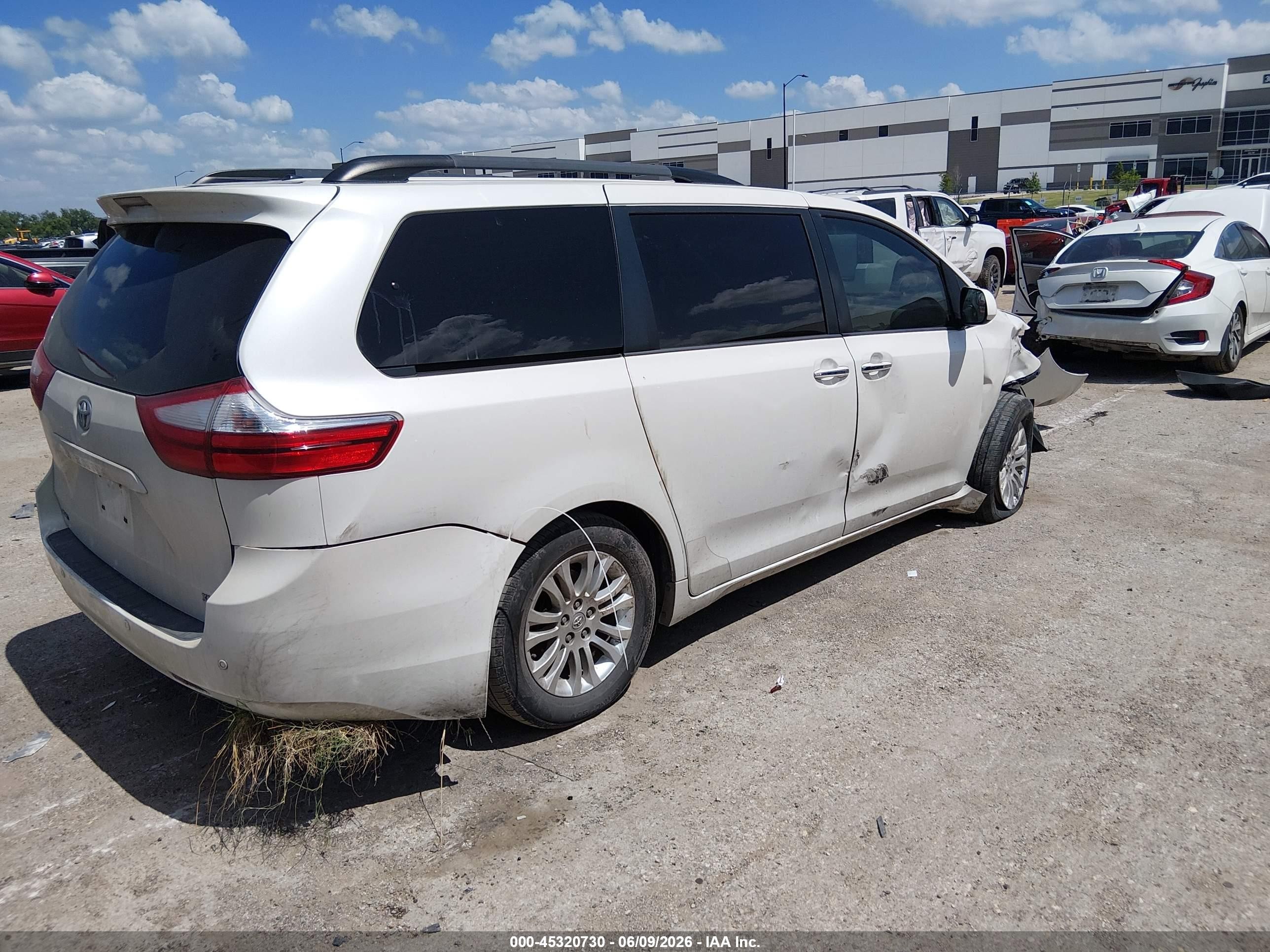 2015 Toyota Sienna Xle Premium 8 Passenger White vin: 5TDYK3DC1FS557802