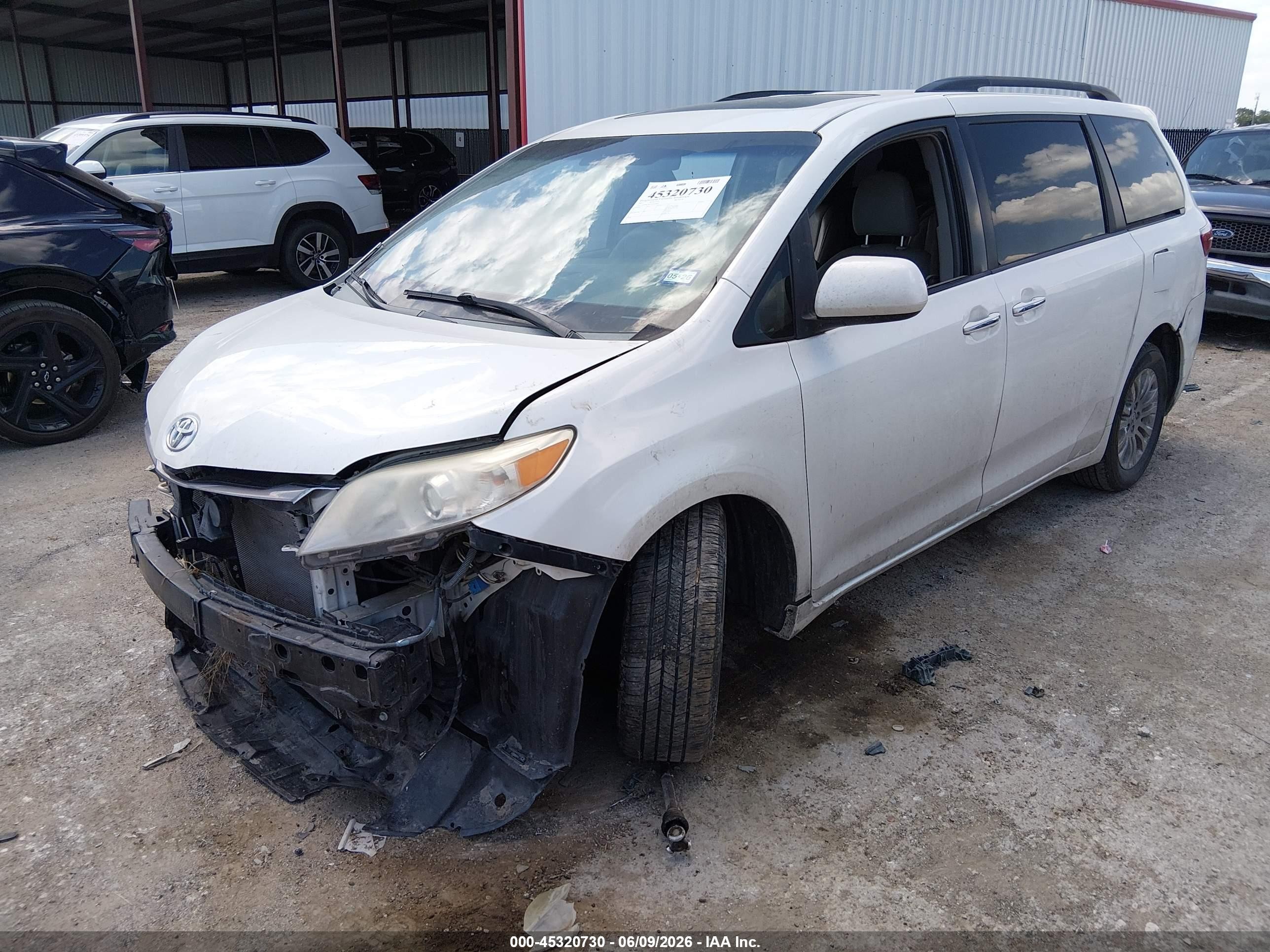 2015 Toyota Sienna Xle Premium 8 Passenger White vin: 5TDYK3DC1FS557802