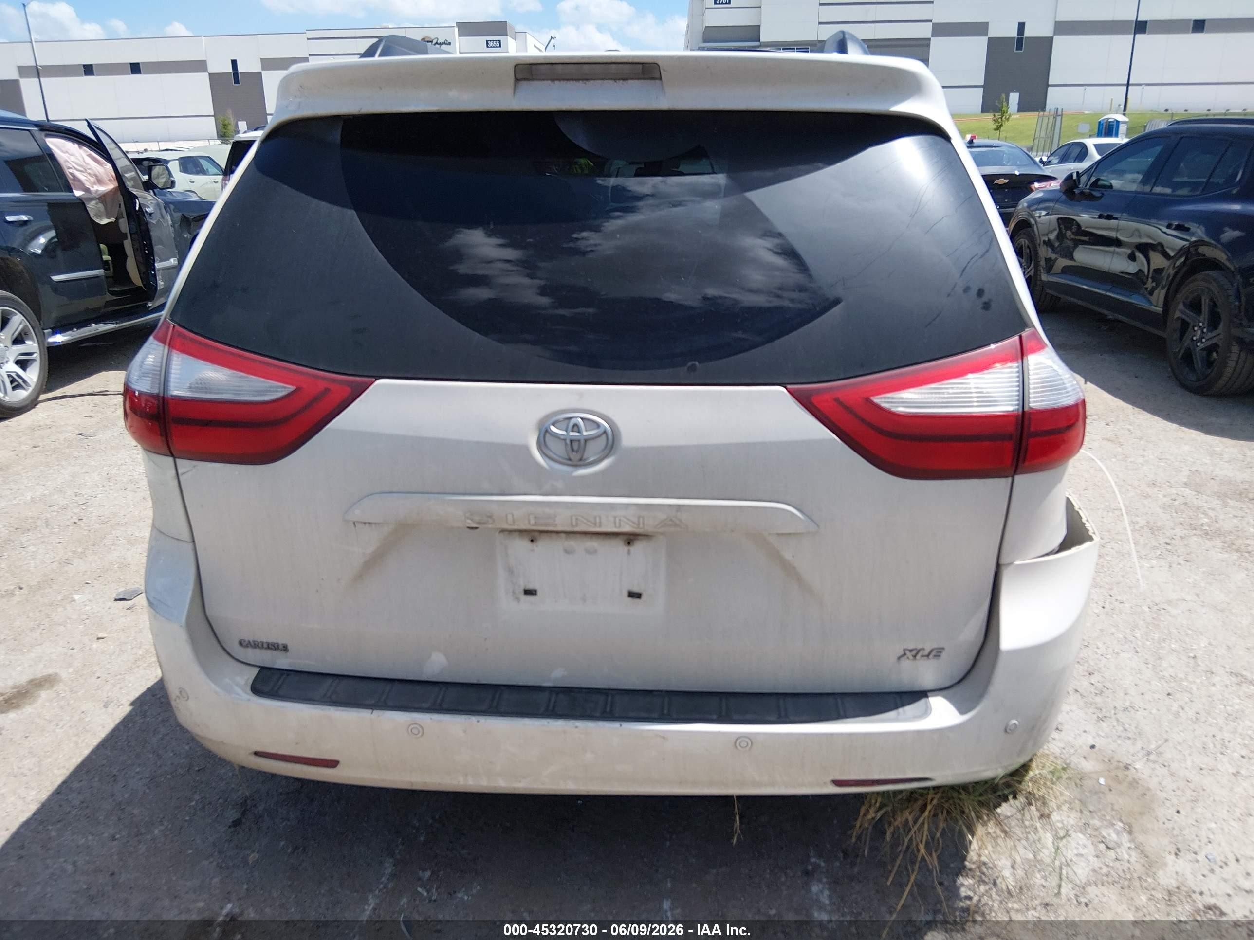 2015 Toyota Sienna Xle Premium 8 Passenger White vin: 5TDYK3DC1FS557802