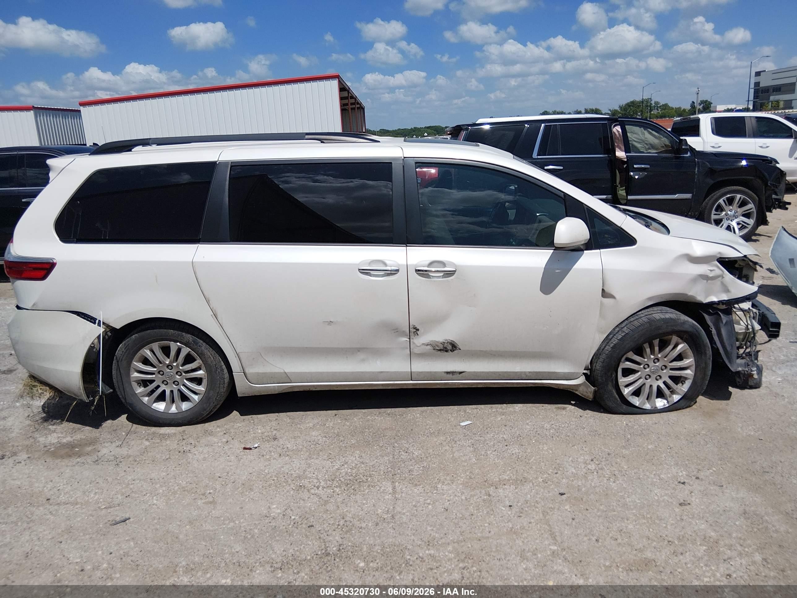 2015 Toyota Sienna Xle Premium 8 Passenger White vin: 5TDYK3DC1FS557802