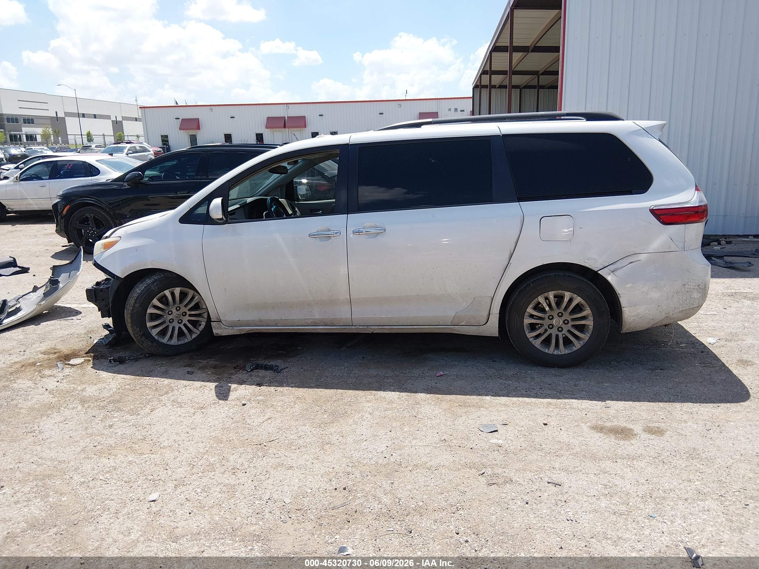 2015 Toyota Sienna Xle Premium 8 Passenger White vin: 5TDYK3DC1FS557802