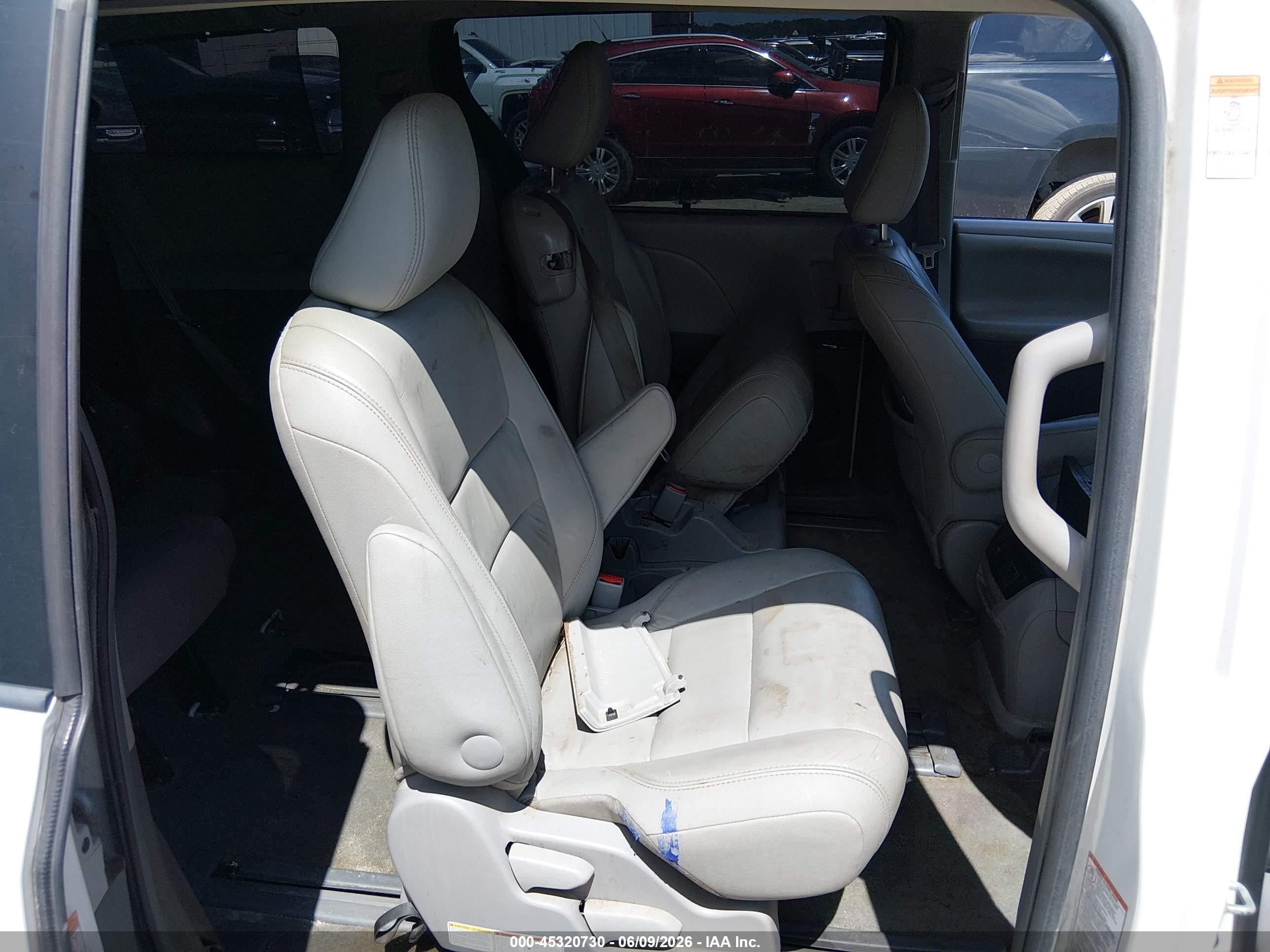 2015 Toyota Sienna Xle Premium 8 Passenger White vin: 5TDYK3DC1FS557802