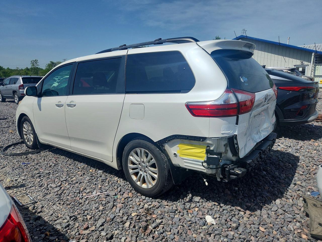2015 Toyota Sienna Xle Premium 8-passenger White vin: 5TDYK3DC1FS576401