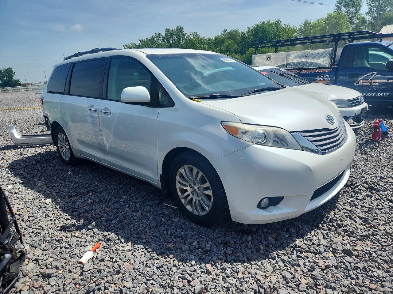 2015 Toyota Sienna Xle Premium 8-passenger White vin: 5TDYK3DC1FS576401