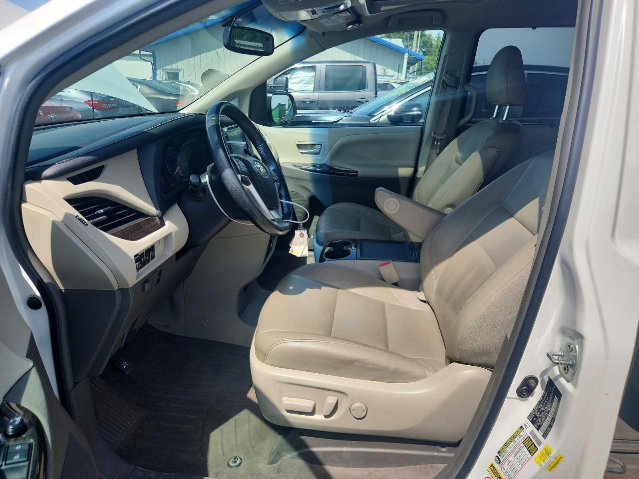 2015 Toyota Sienna Xle Premium 8-passenger White vin: 5TDYK3DC1FS576401