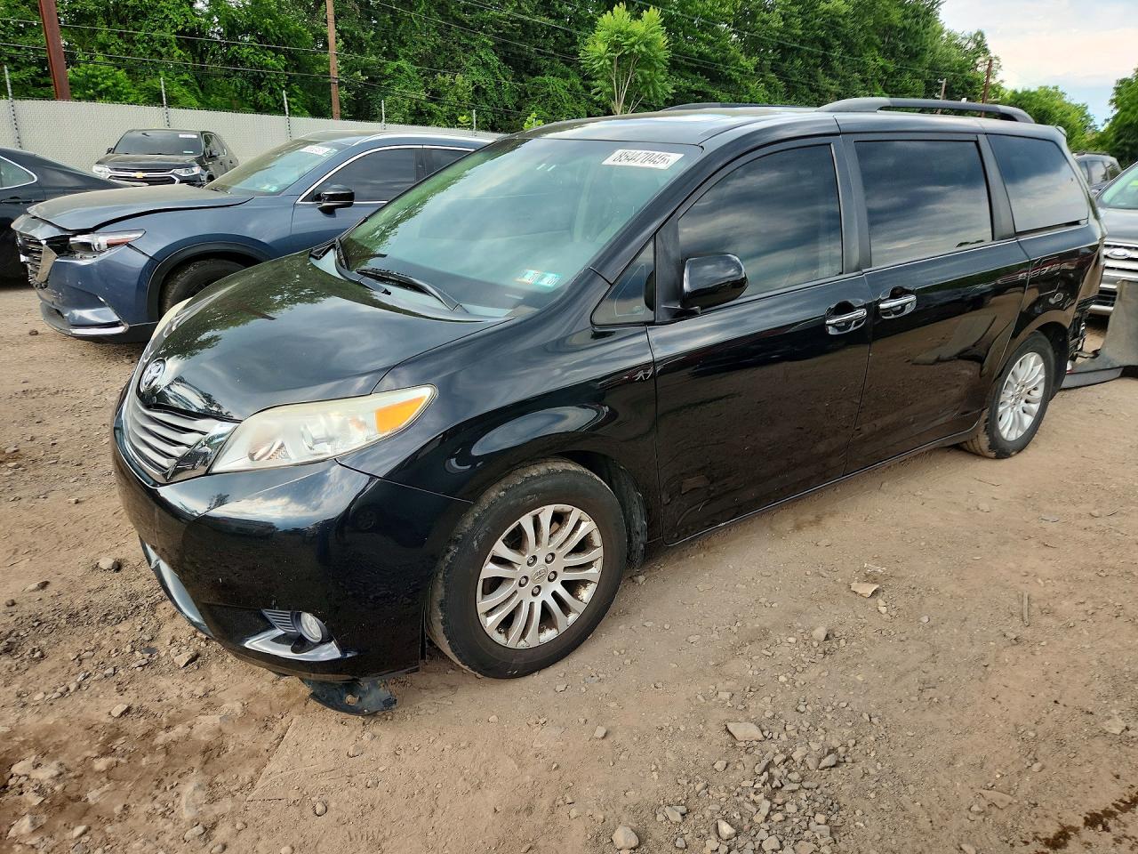 2015 Toyota Sienna Xle 8-passenger Black vin: 5TDYK3DC1FS580254