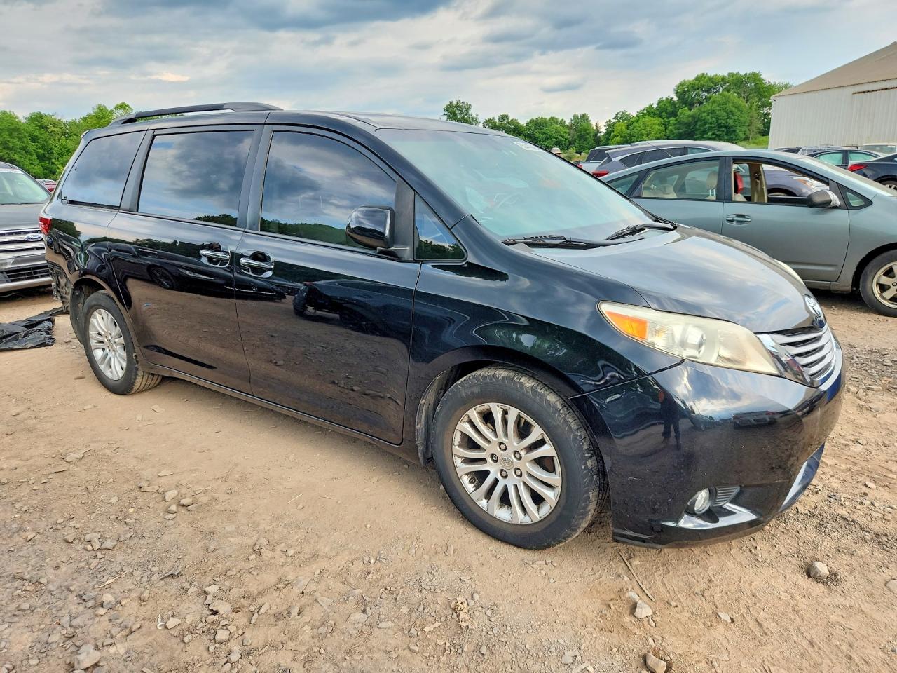 2015 Toyota Sienna Xle 8-passenger Black vin: 5TDYK3DC1FS580254