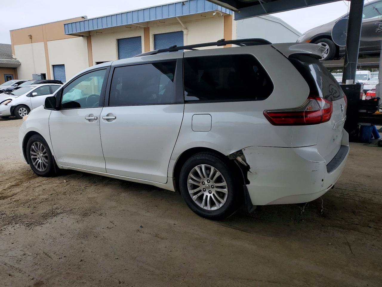 2015 Toyota Sienna Xle Premium 8-passenger White vin: 5TDYK3DC1FS585521