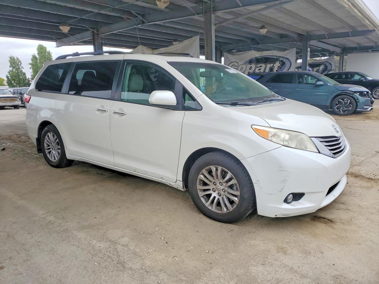 2015 Toyota Sienna Xle Premium 8-passenger White vin: 5TDYK3DC1FS585521