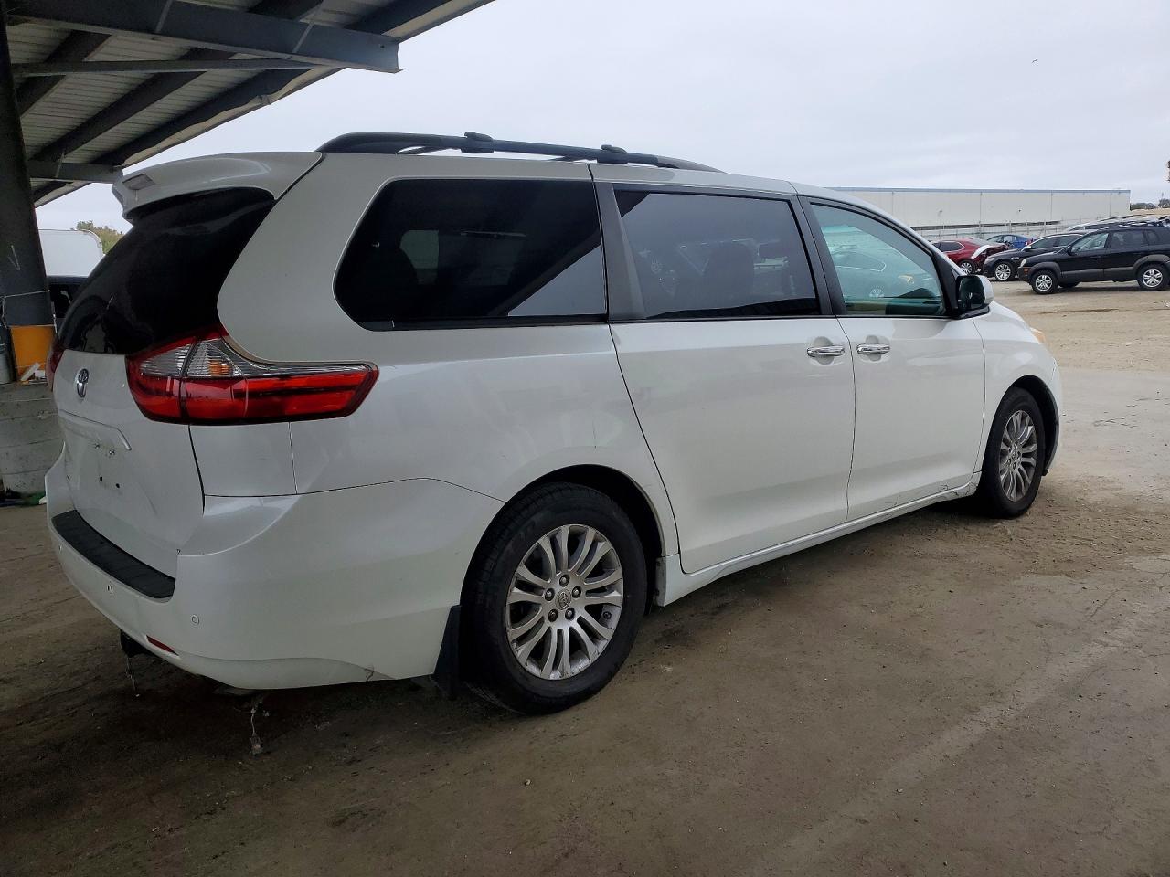 2015 Toyota Sienna Xle Premium 8-passenger White vin: 5TDYK3DC1FS585521