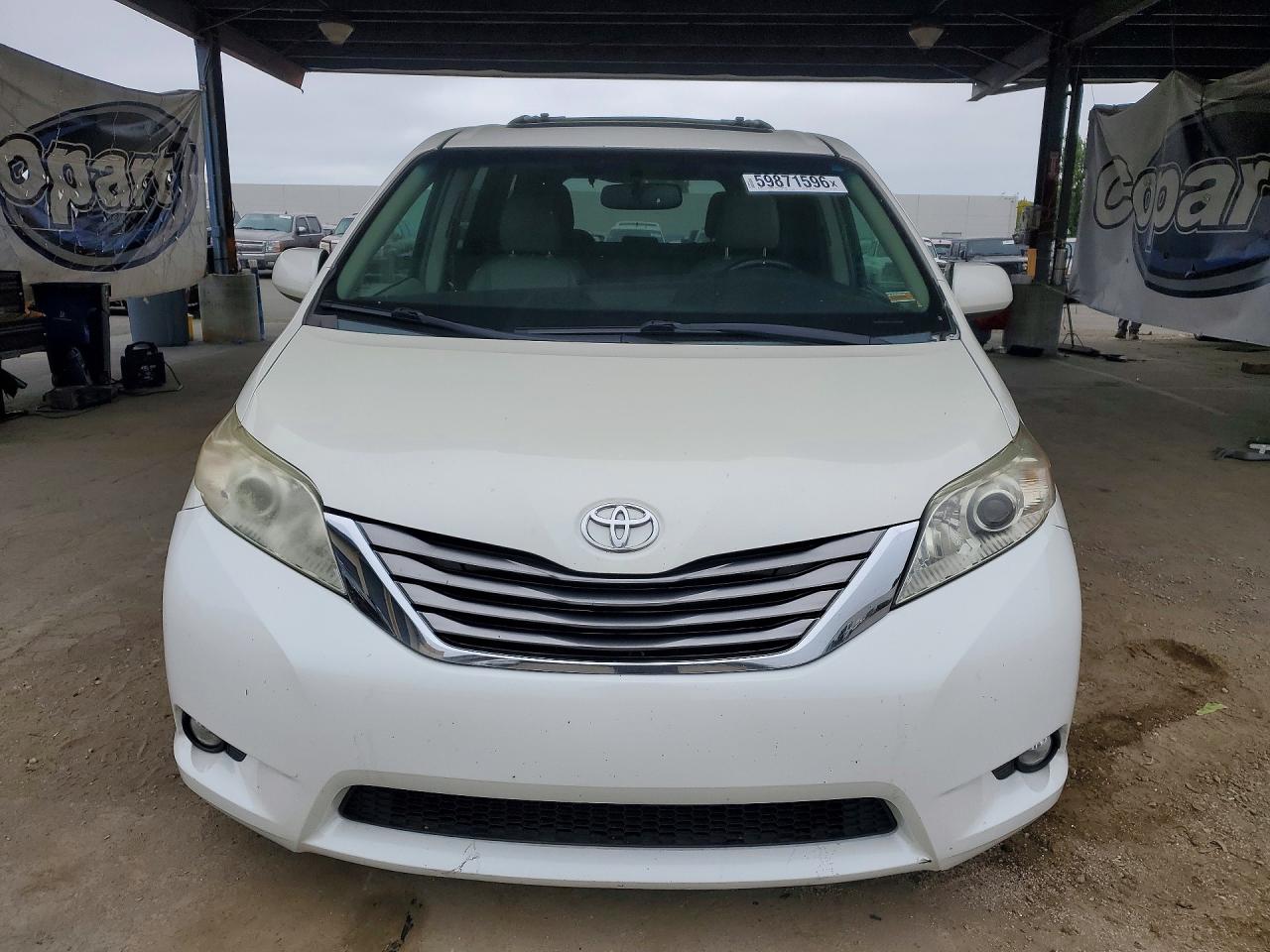 2015 Toyota Sienna Xle Premium 8-passenger White vin: 5TDYK3DC1FS585521