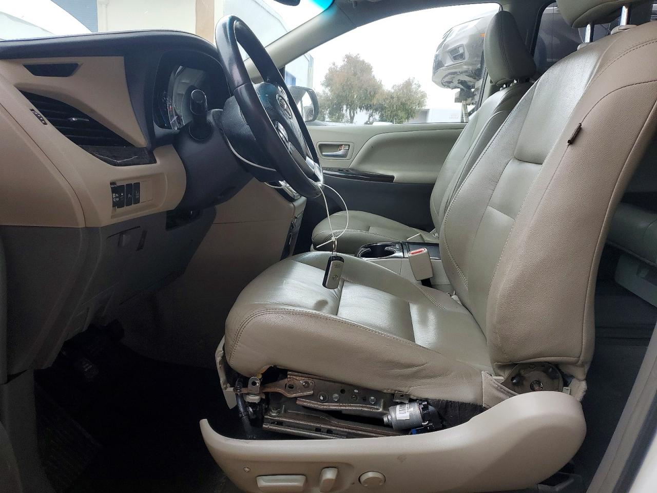 2015 Toyota Sienna Xle Premium 8-passenger White vin: 5TDYK3DC1FS585521