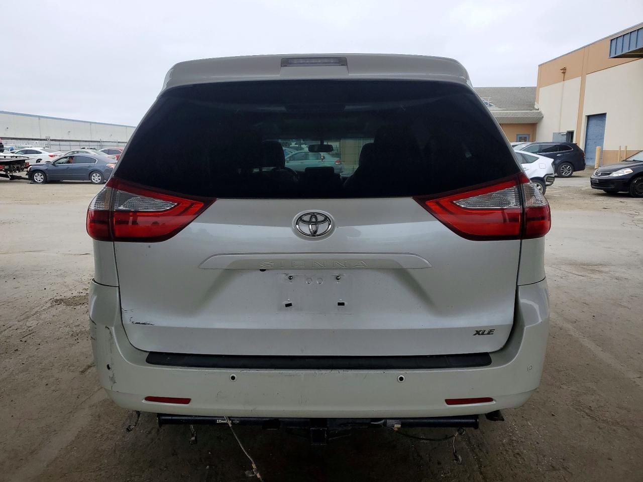 2015 Toyota Sienna Xle Premium 8-passenger White vin: 5TDYK3DC1FS585521