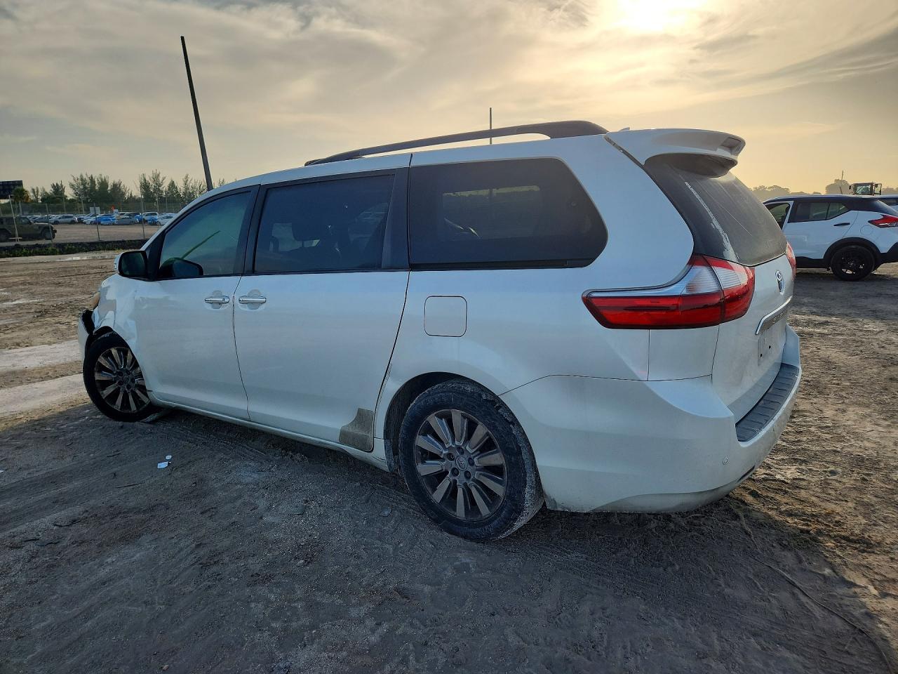2015 Toyota Sienna Limited 7-passenger White vin: 5TDYK3DC1FS596180