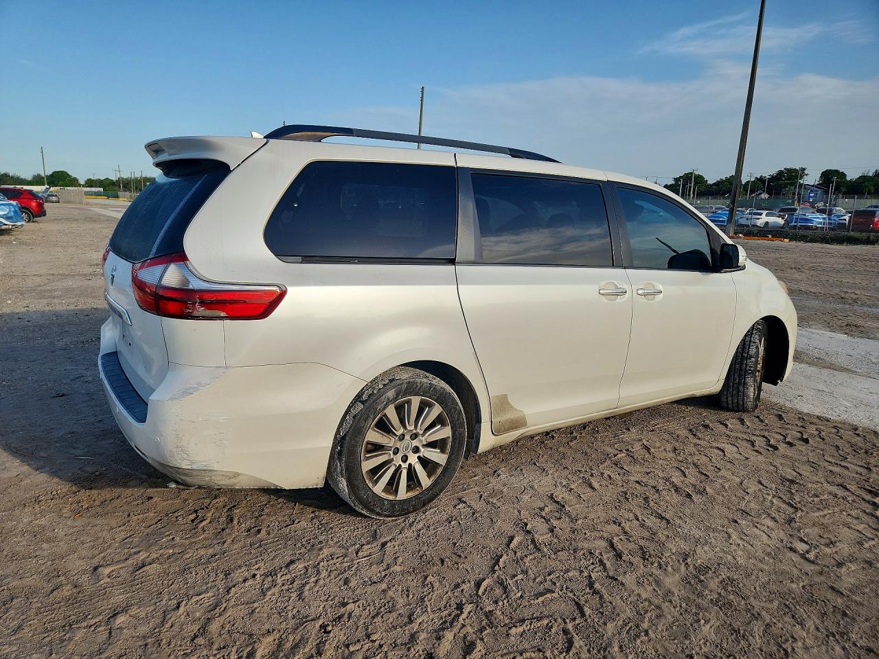 2015 Toyota Sienna Limited 7-passenger White vin: 5TDYK3DC1FS596180