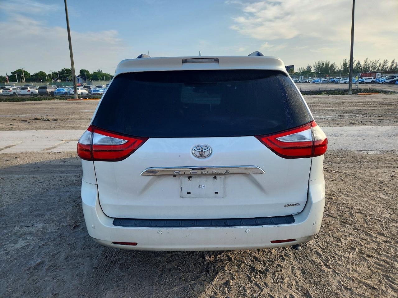 2015 Toyota Sienna Limited 7-passenger White vin: 5TDYK3DC1FS596180