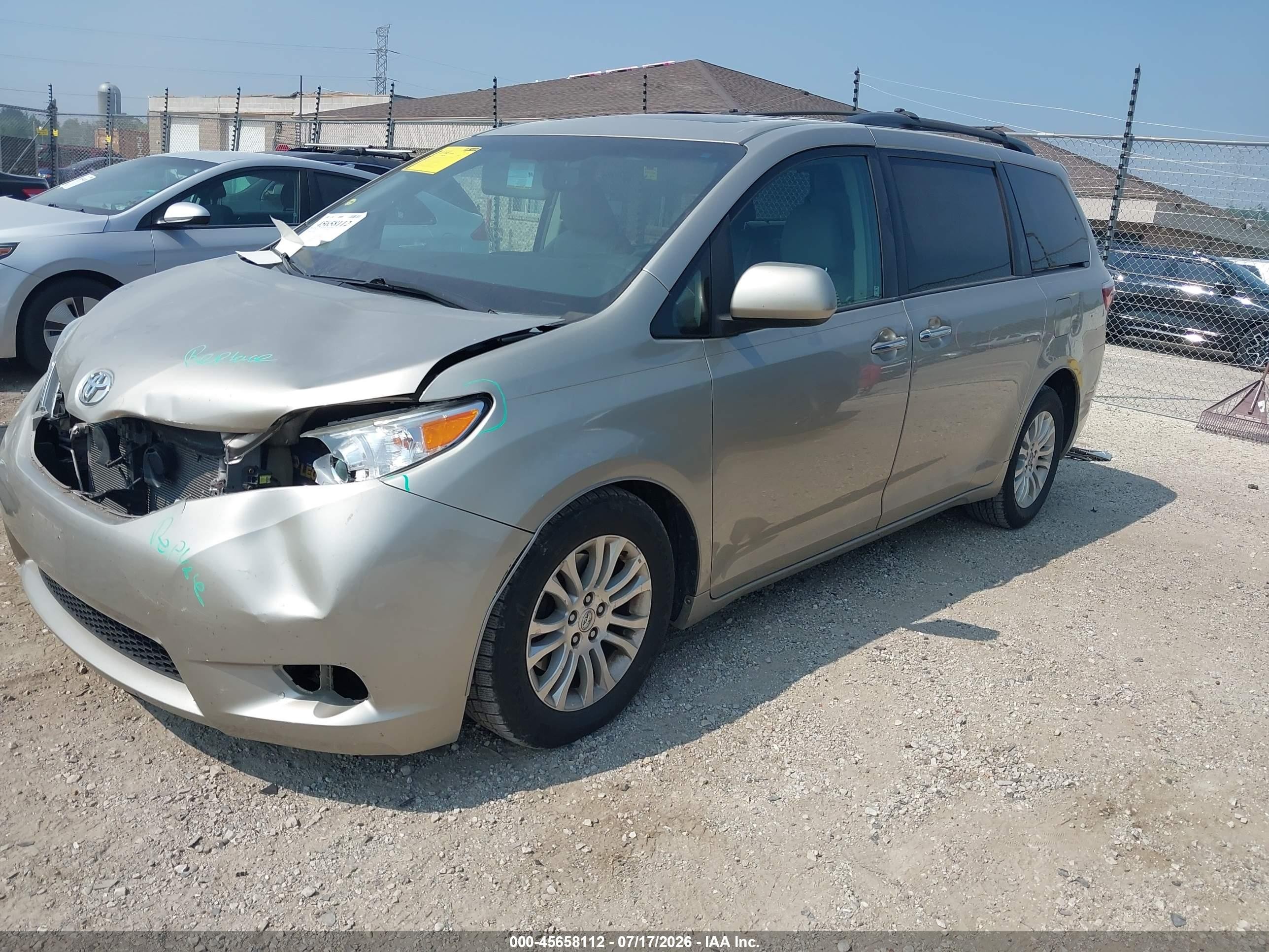 2015 Toyota Sienna Xle 8 Passenger Beige vin: 5TDYK3DC1FS600437