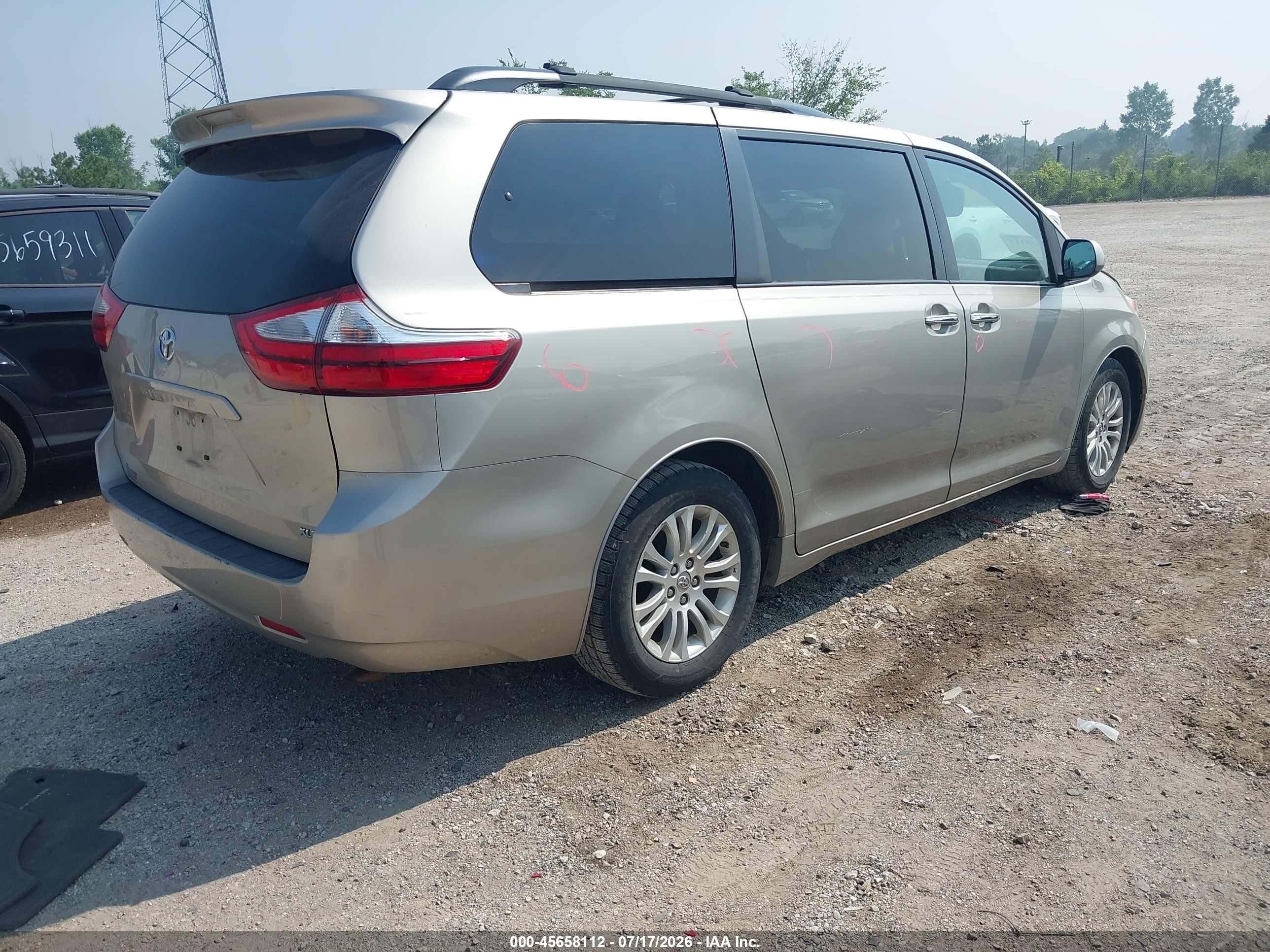 2015 Toyota Sienna Xle 8 Passenger Beige vin: 5TDYK3DC1FS600437