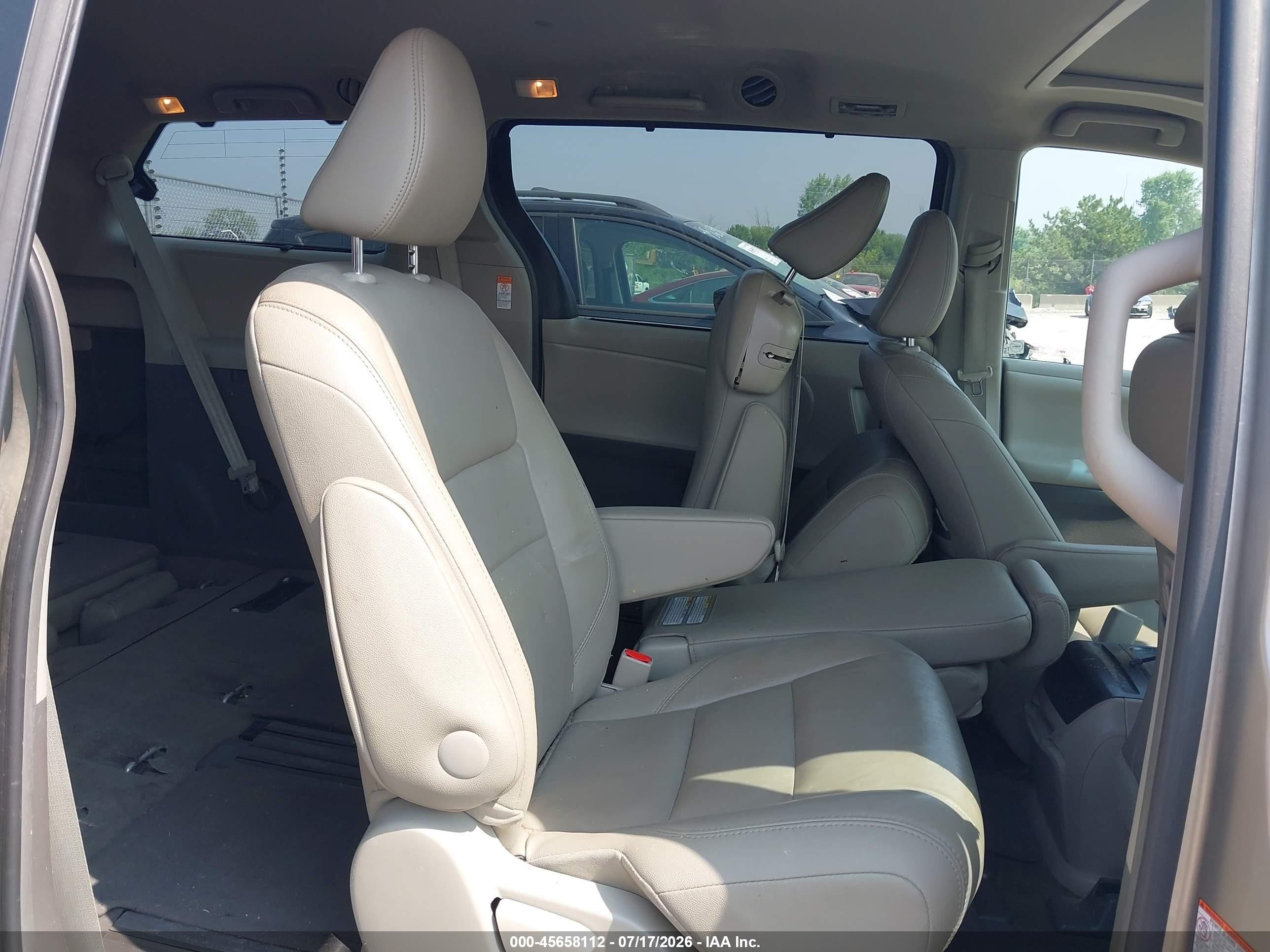 2015 Toyota Sienna Xle 8 Passenger Beige vin: 5TDYK3DC1FS600437