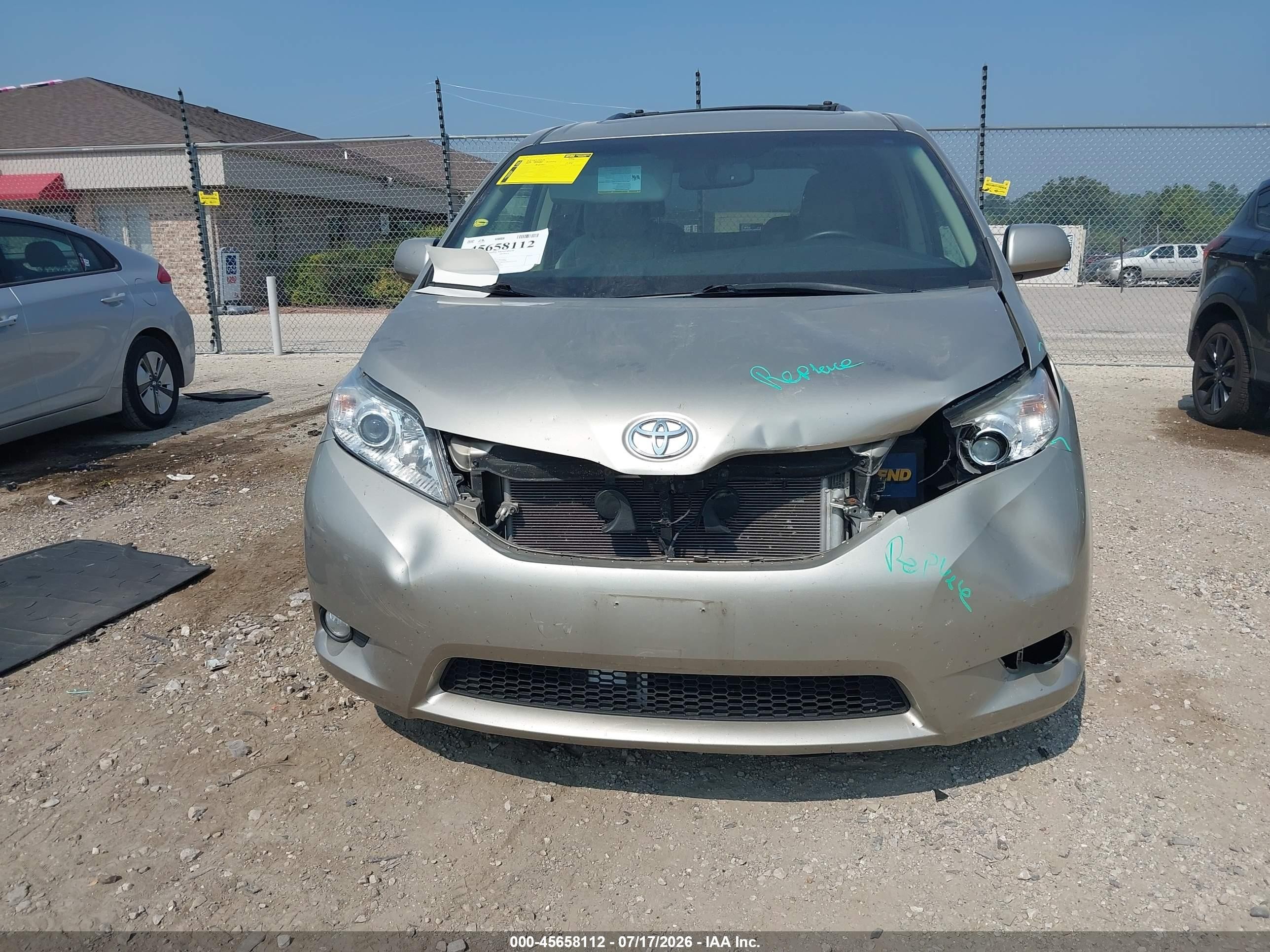2015 Toyota Sienna Xle 8 Passenger Beige vin: 5TDYK3DC1FS600437