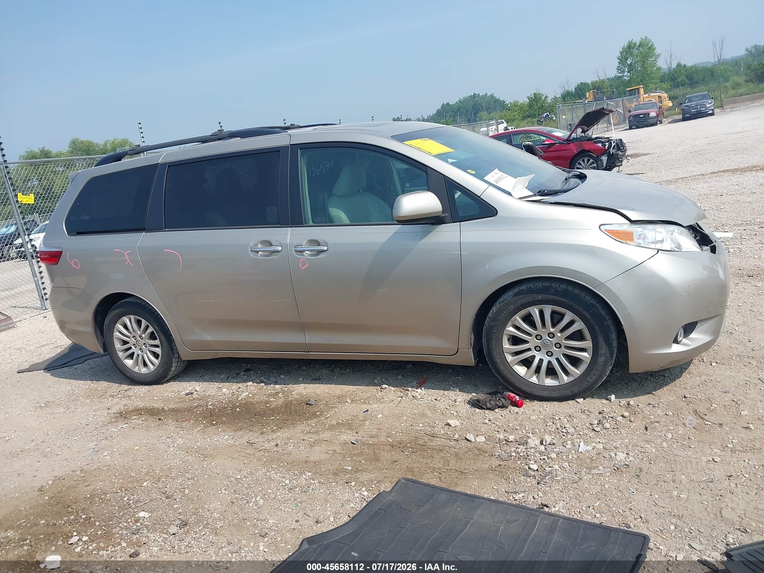 2015 Toyota Sienna Xle 8 Passenger Beige vin: 5TDYK3DC1FS600437