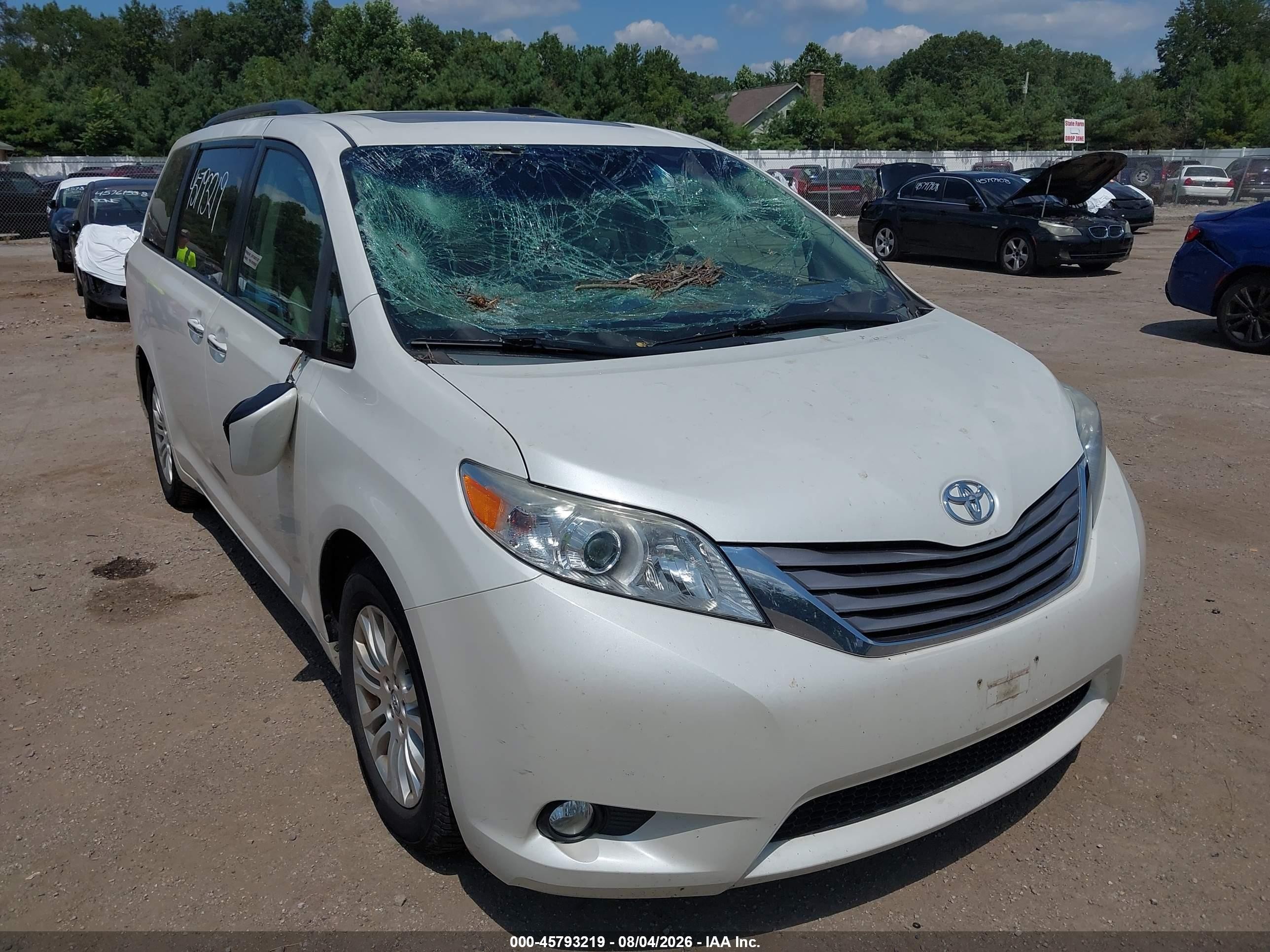 2015 Toyota Sienna Xle 8 Passenger White vin: 5TDYK3DC1FS601023