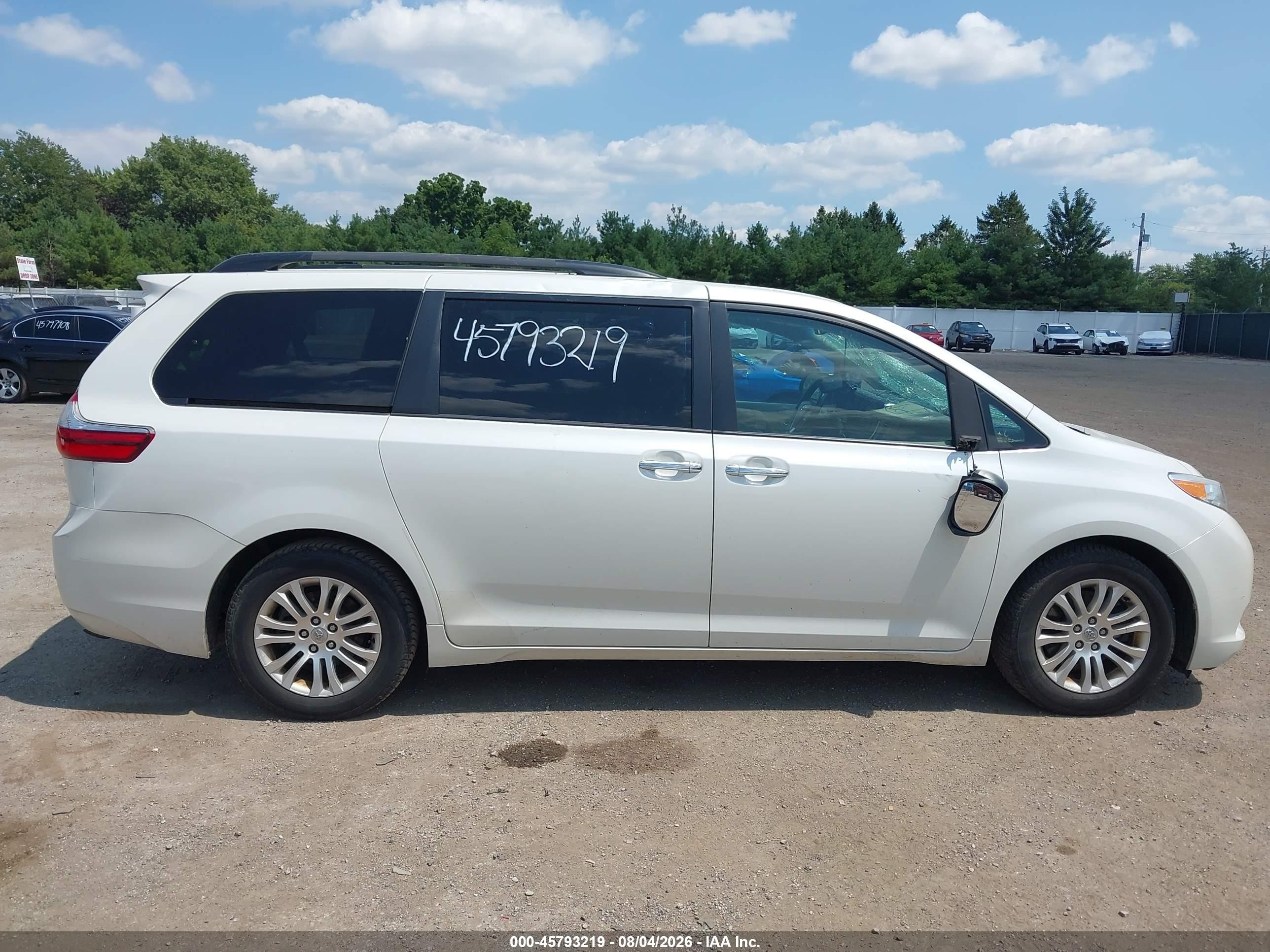 2015 Toyota Sienna Xle 8 Passenger White vin: 5TDYK3DC1FS601023
