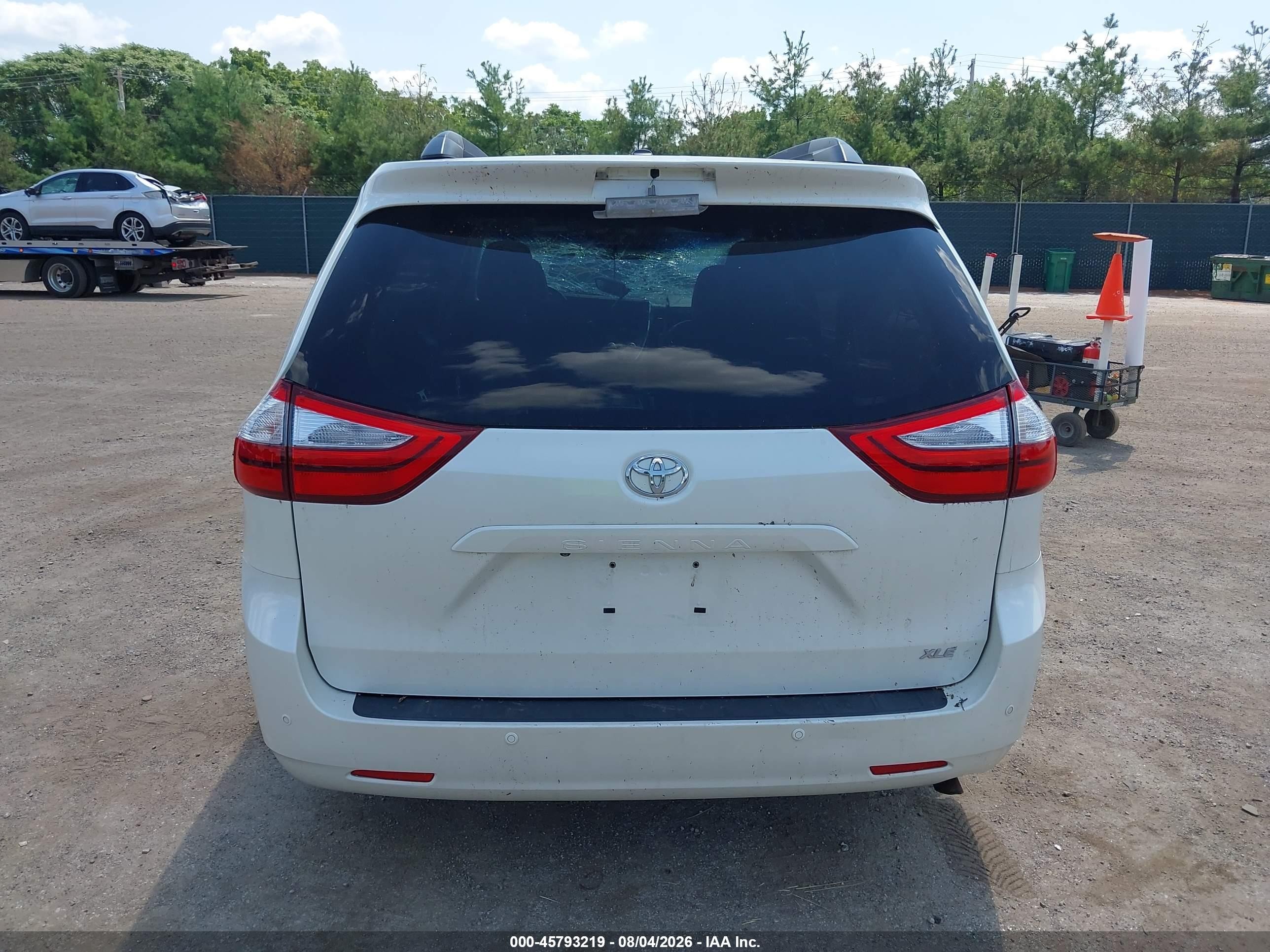 2015 Toyota Sienna Xle 8 Passenger White vin: 5TDYK3DC1FS601023