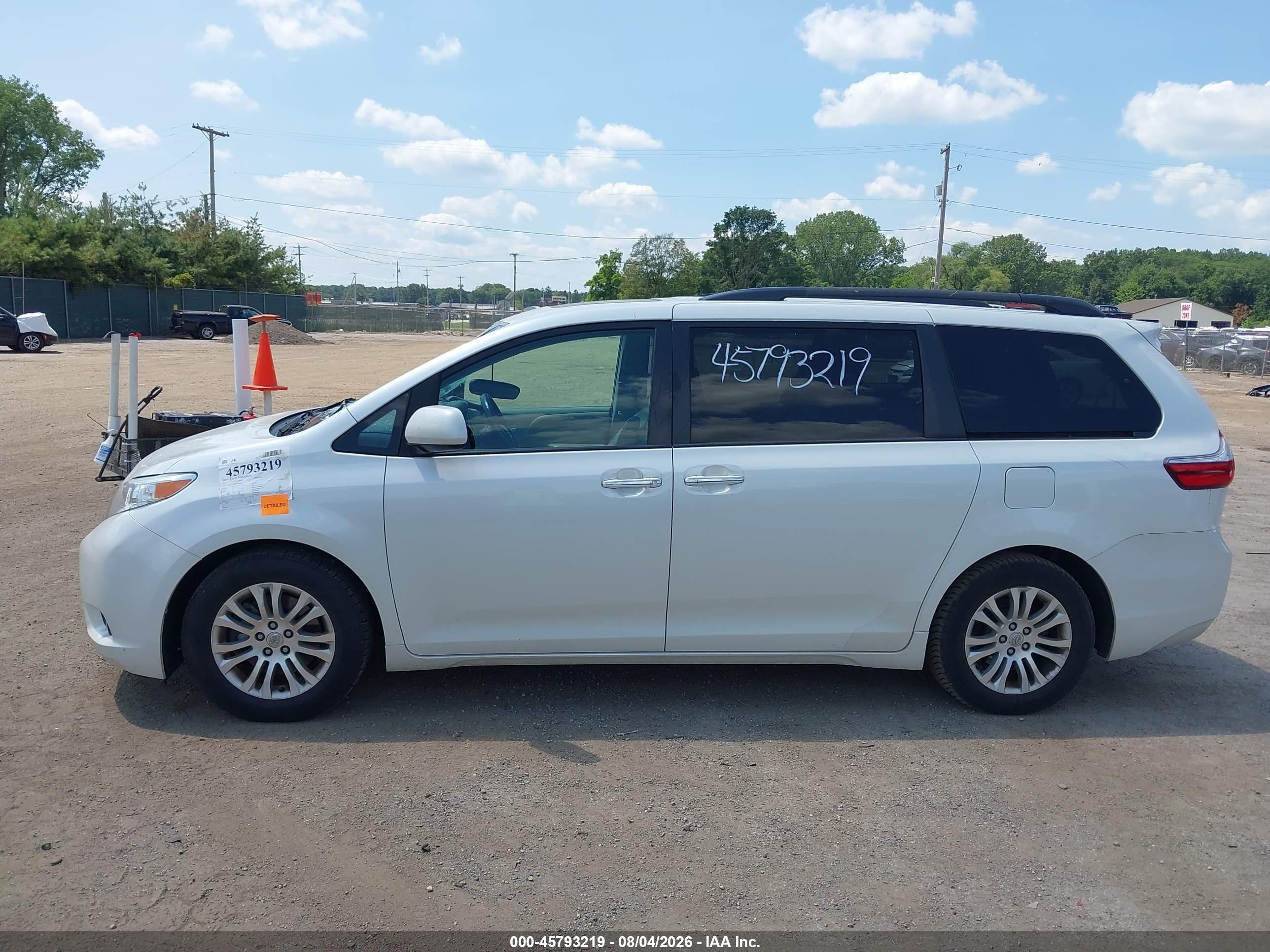 2015 Toyota Sienna Xle 8 Passenger White vin: 5TDYK3DC1FS601023