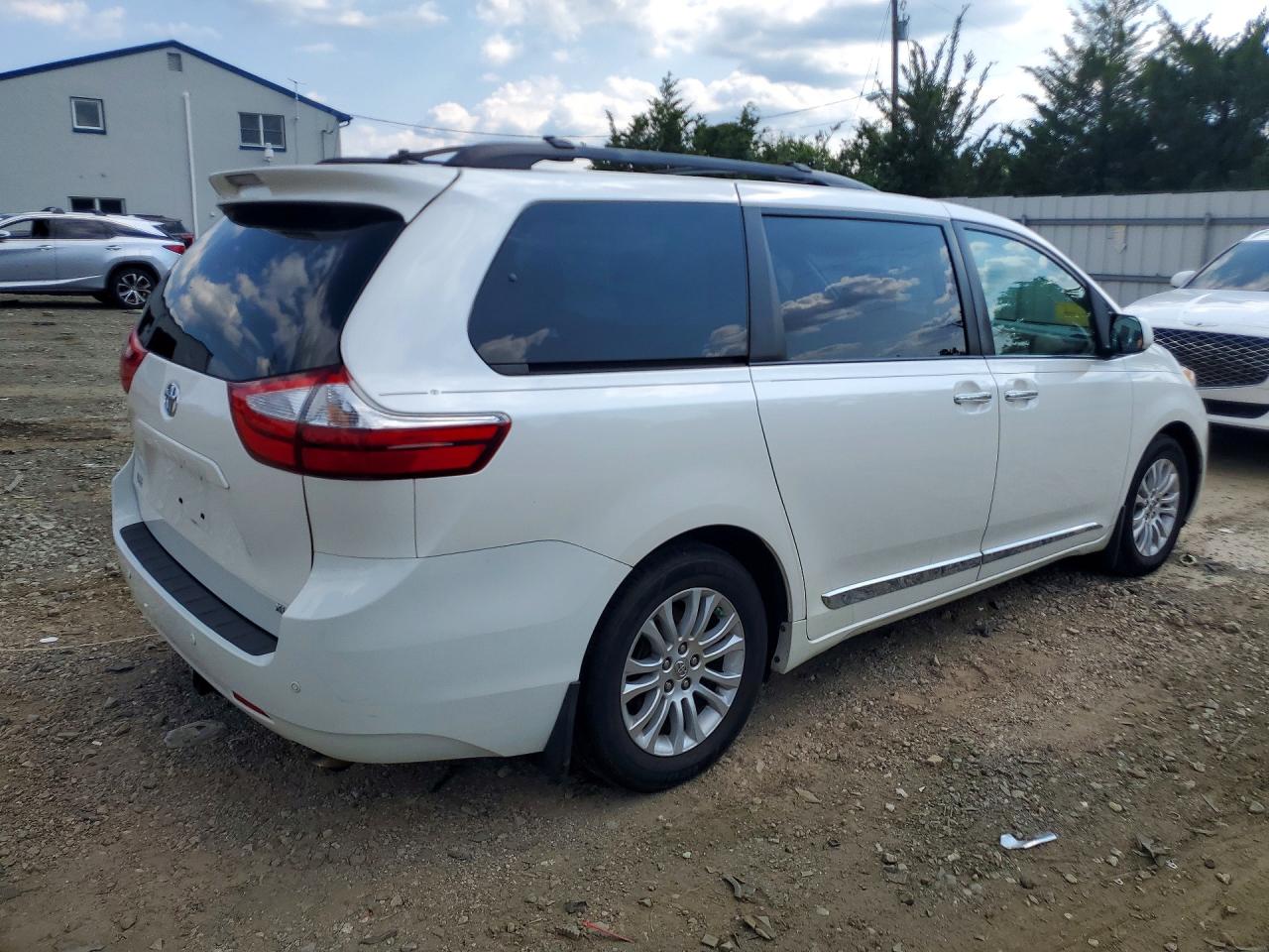 2015 Toyota Sienna Xle 8-passenger White vin: 5TDYK3DC1FS608747